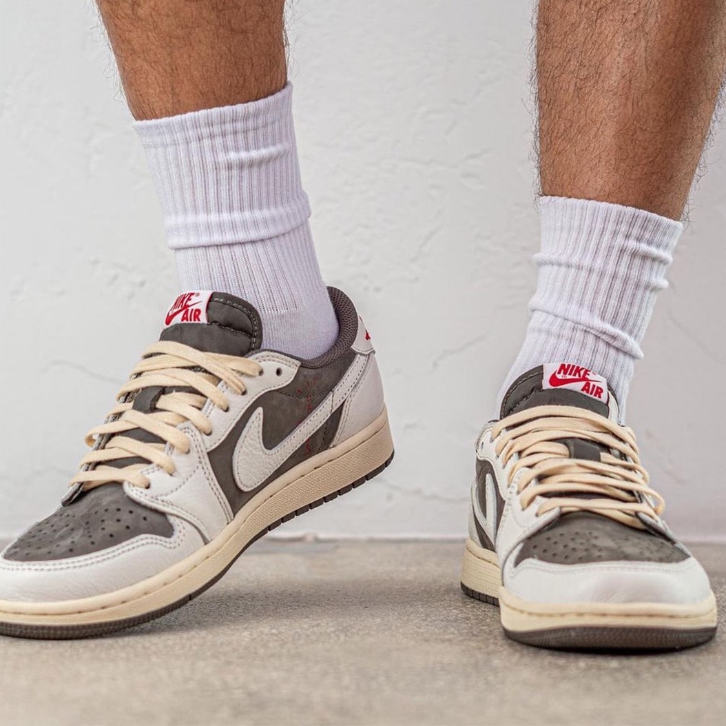 Jordan 1 x Travis Scott Retro Low OG SP Sail and Ridgerock, (PS) Jordan 1 x Travis Scott Retro Low OG SP Sail and Ridgerock 착용 스타일 - 4