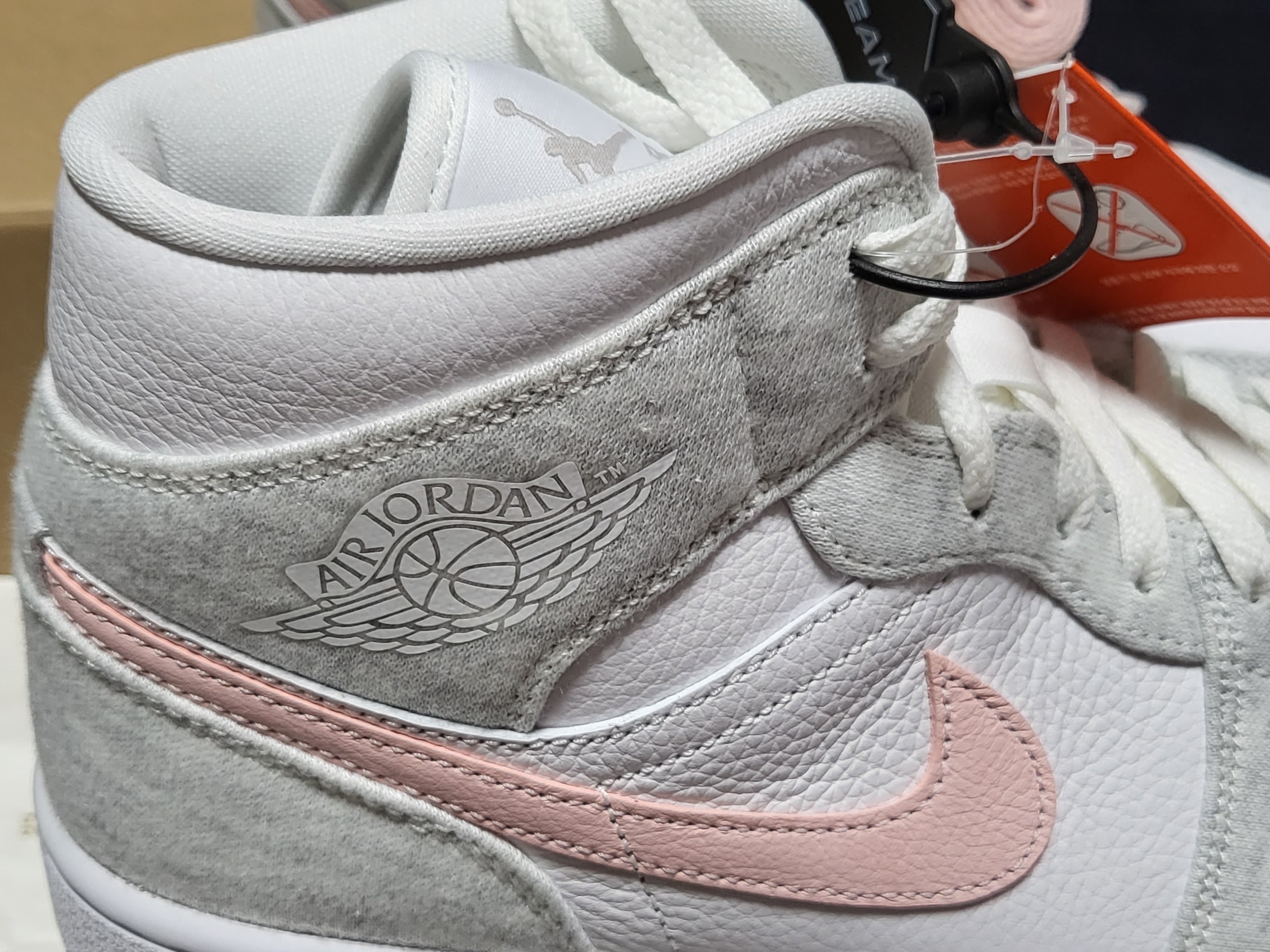 (W) Jordan 1 Mid SE Light Iron Ore 착용 스타일 - 3