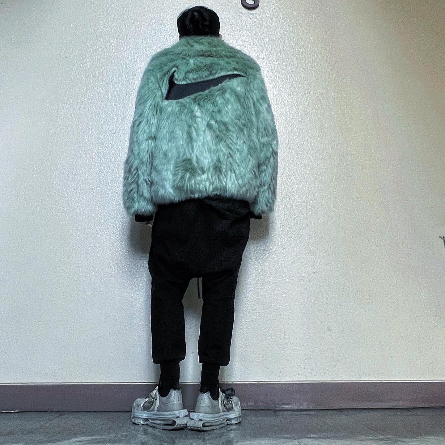 Nike x Matthew M Williams Zoom 004 Stone, (W) Nike x Ambush Reversible Faux-Fur Coat Jade Horizon 착용 스타일 - 2