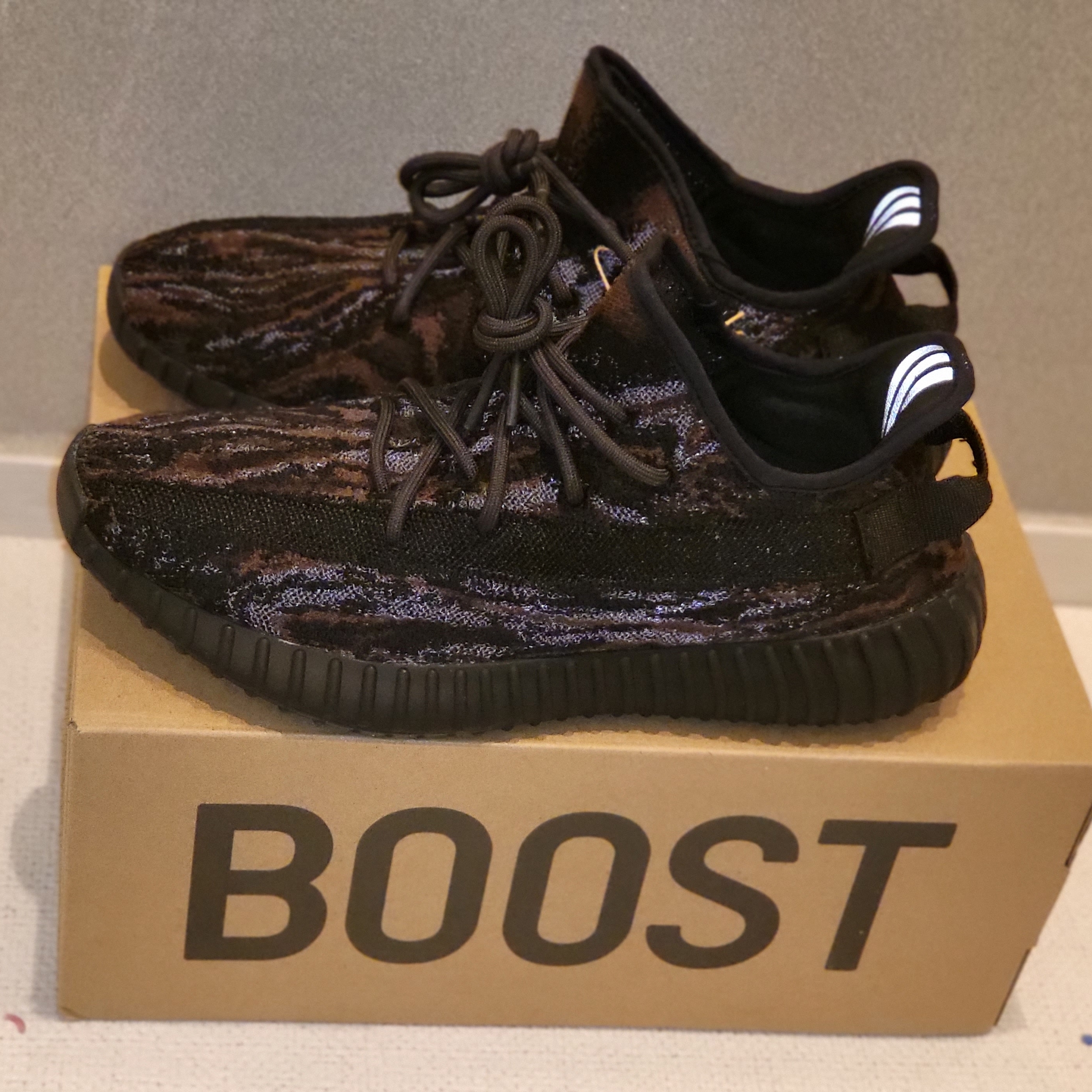 Adidas Yeezy Boost 350 V2 MX Rock 착용 스타일 - 3