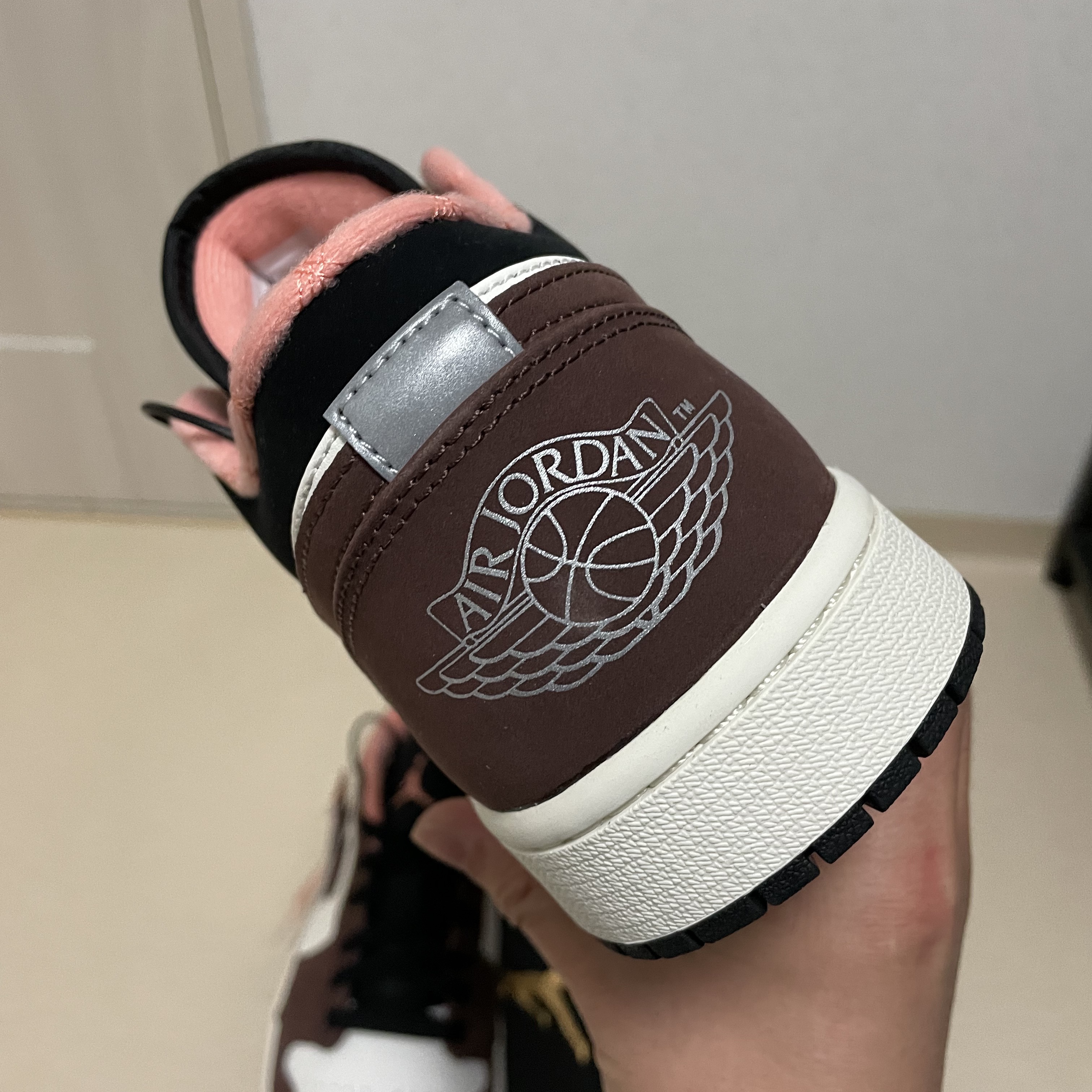 Jordan 1 Low SE Chocolate Bliss 착용 스타일 - 3