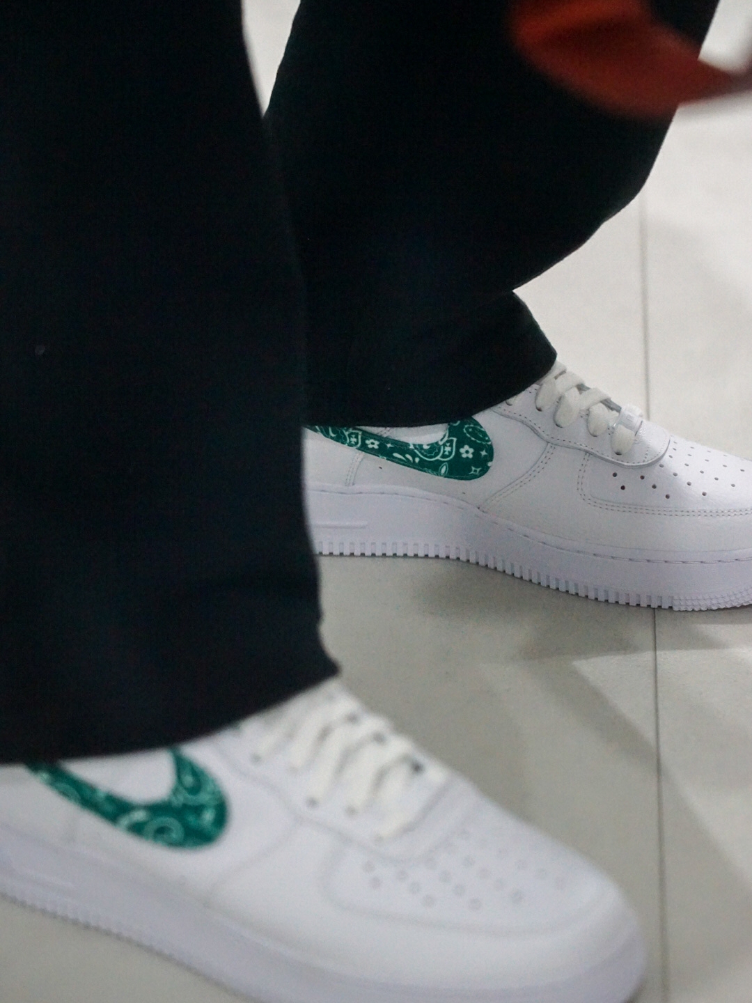 (W) Nike Air Force 1 '07 Essential Paisley Swoosh White Malachite 착용 스타일 - 2