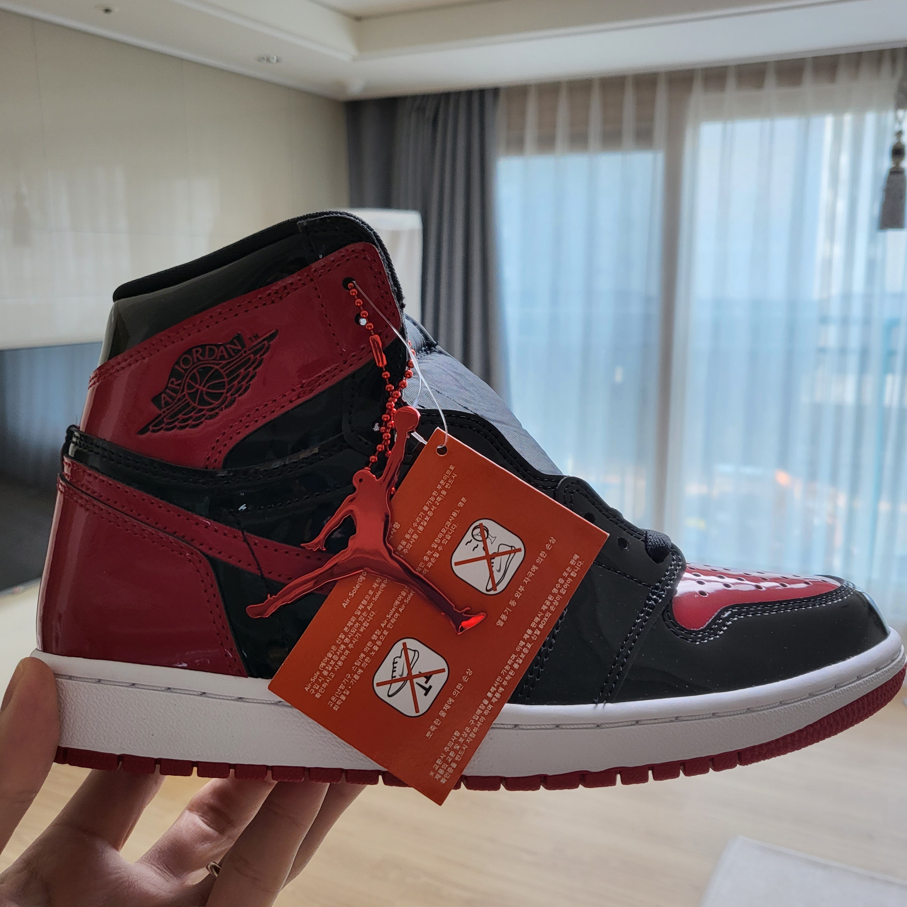 Jordan 1 Retro High OG Patent Bred, (GS) Nike Dunk Low Bright Crimson Game Royal 착용 스타일 - 1