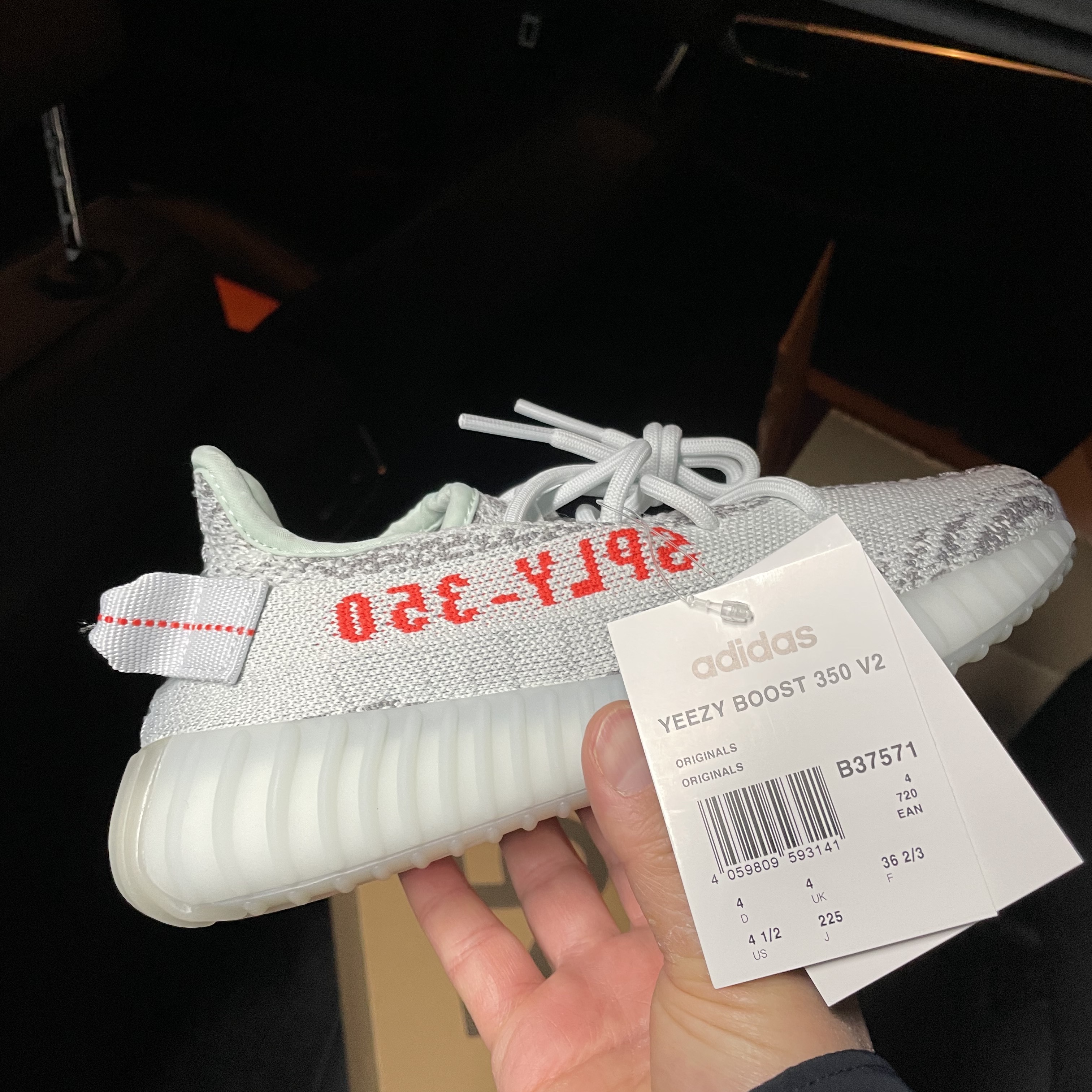 Adidas Yeezy Boost 350 V2 Blue Tint 2017 착용 스타일 - 1