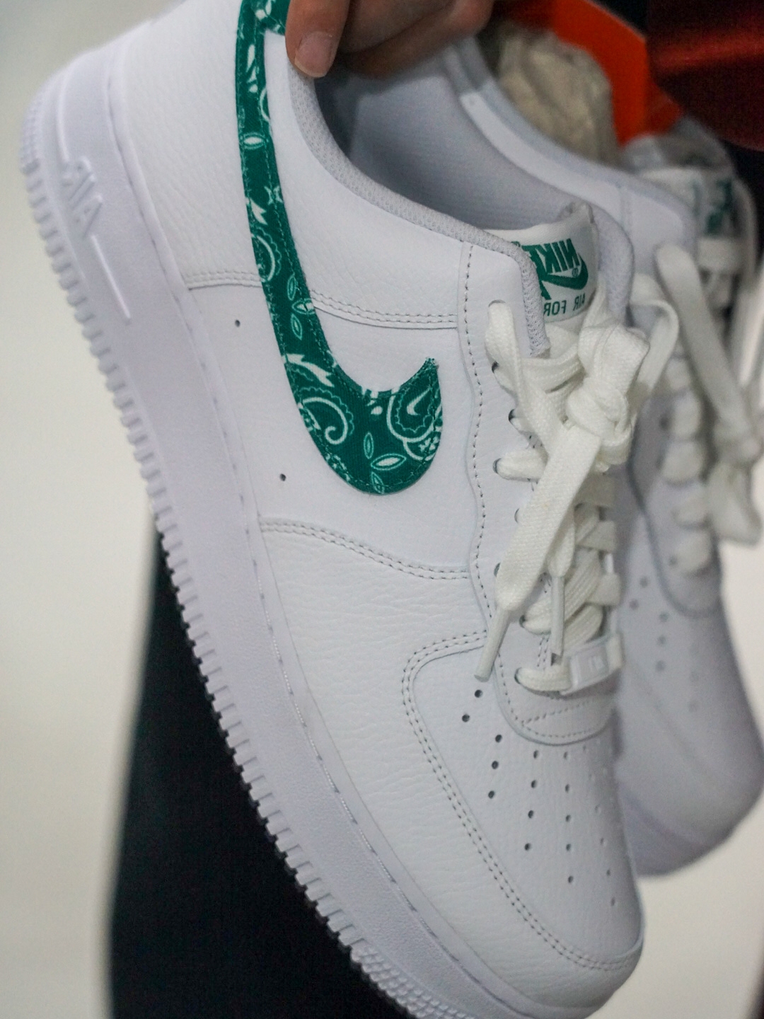 (W) Nike Air Force 1 '07 Essential Paisley Swoosh White Malachite 착용 스타일 - 3