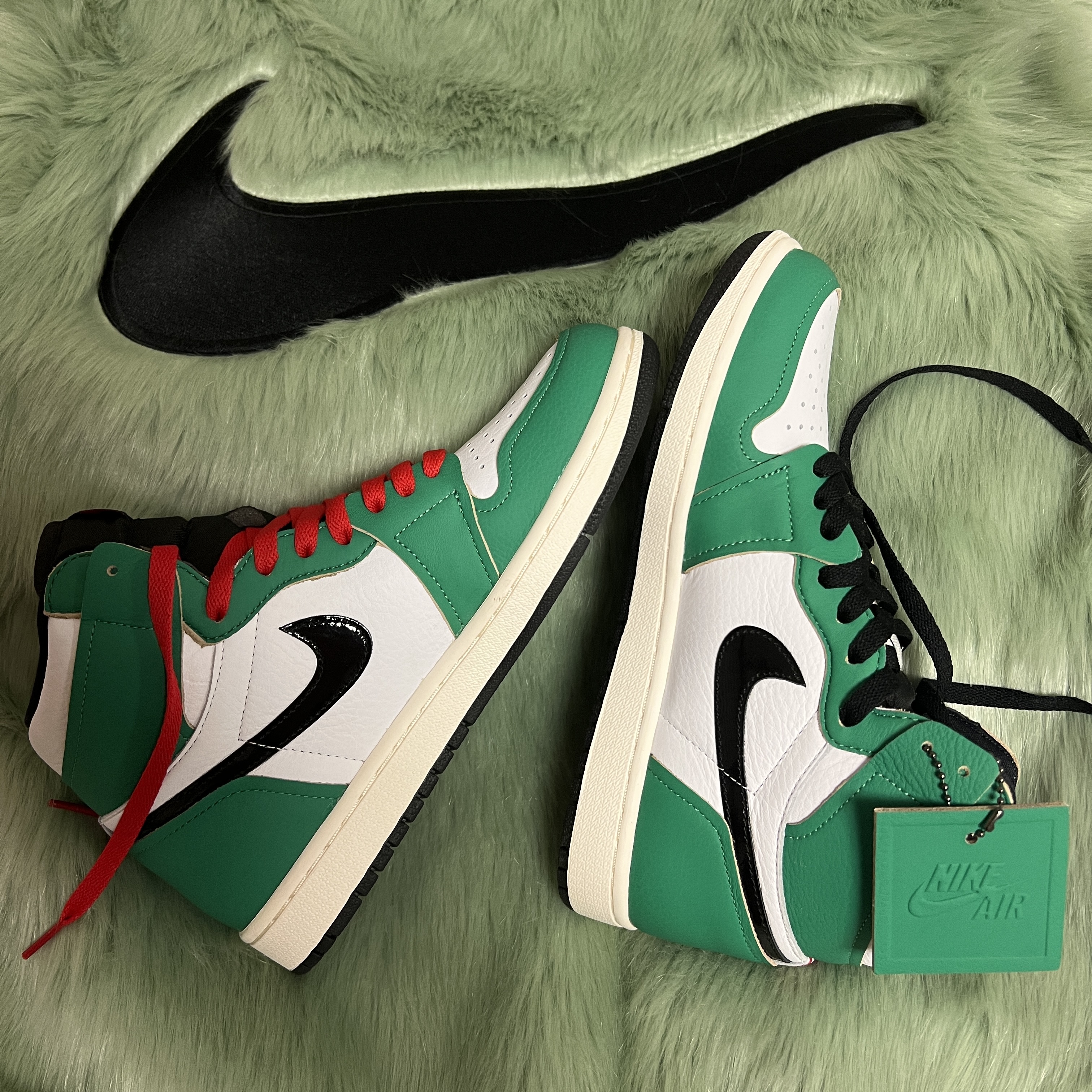 (W) Jordan 1 Retro High OG Lucky Green, (W) Nike x Ambush Reversible Faux-Fur Coat Jade Horizon 착용 스타일 - 1