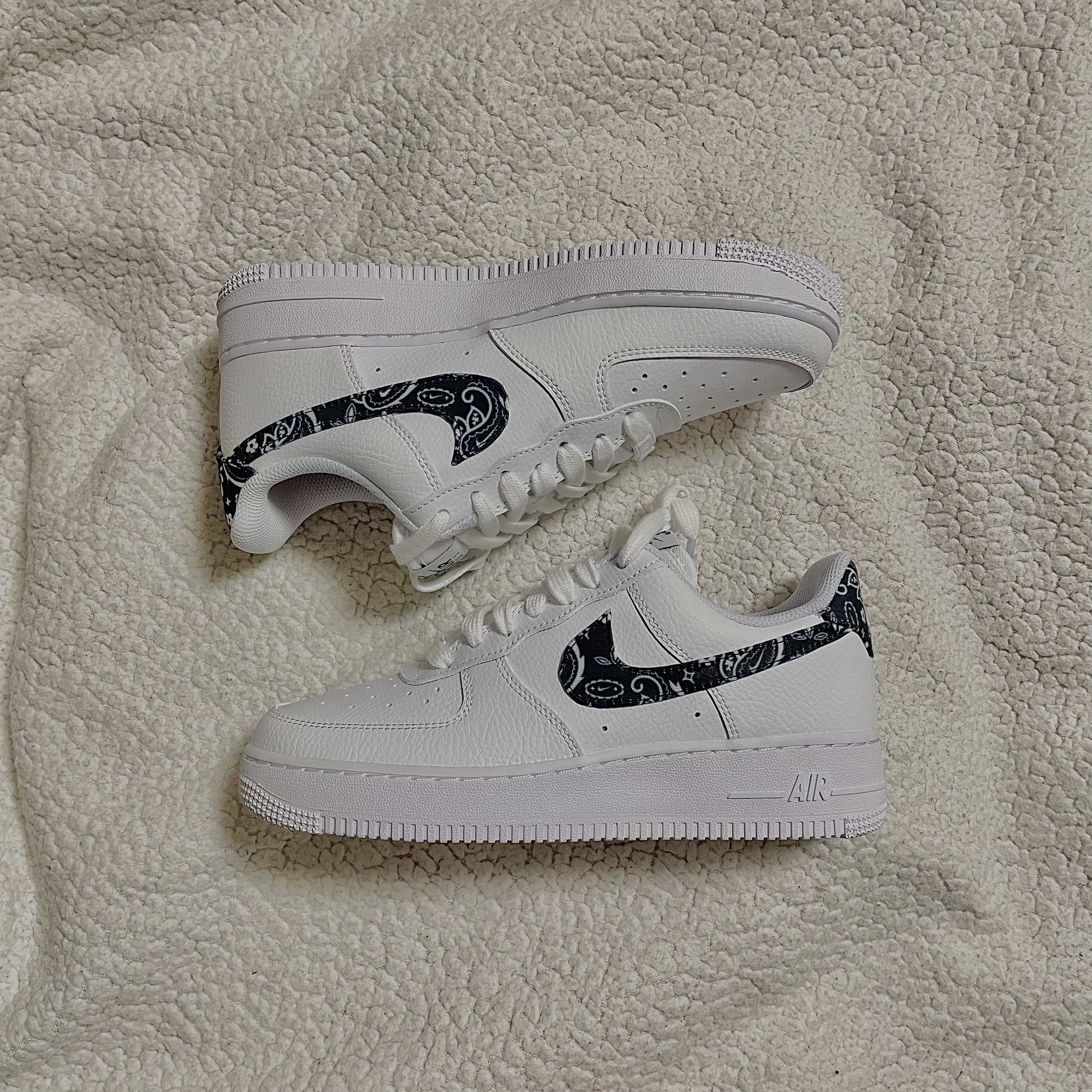 (W) Nike Air Force 1 '07 Essential Paisley Swoosh White Black 착용 스타일