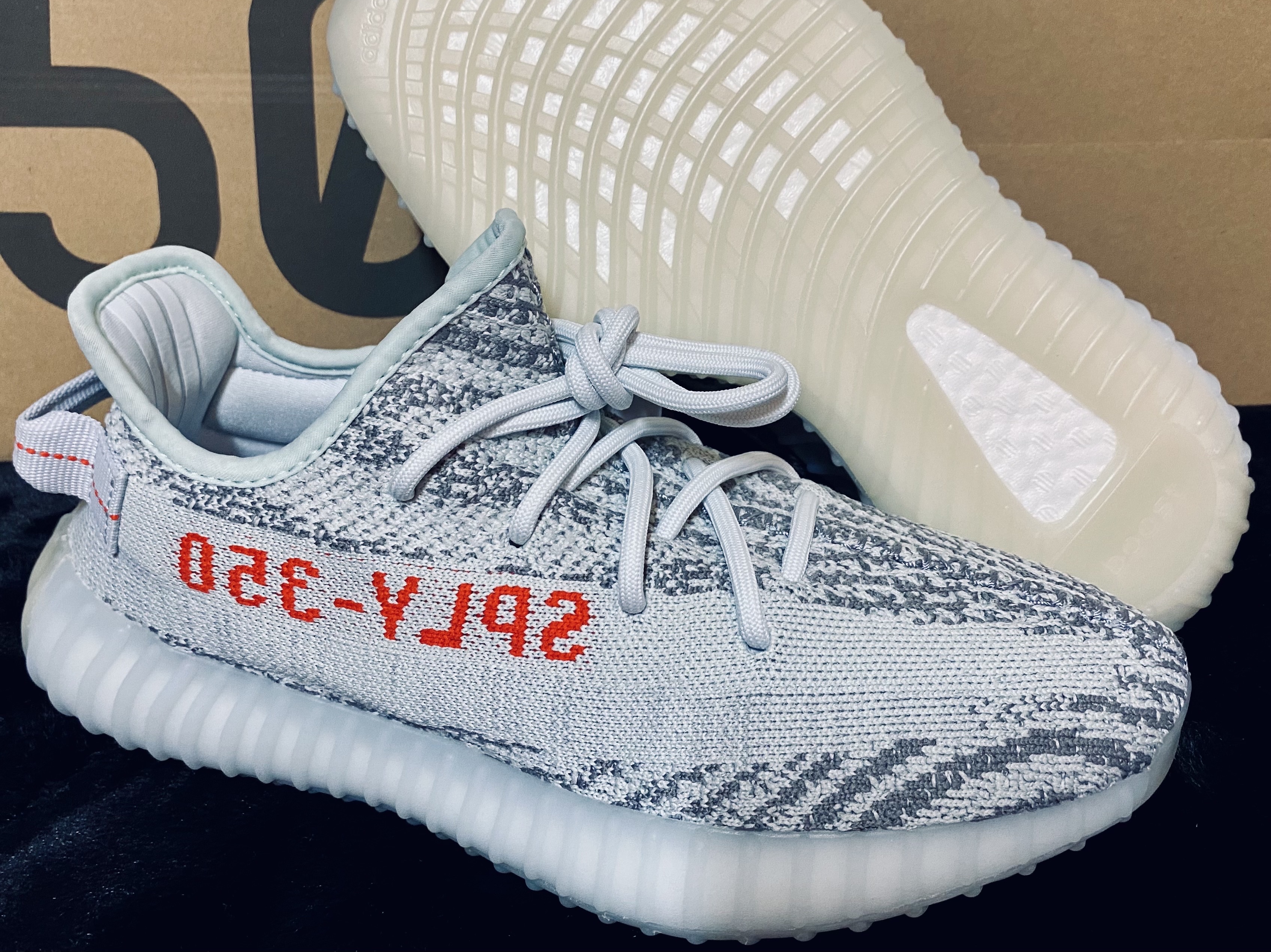 Adidas Yeezy Boost 350 V2 Blue Tint 2017 착용 스타일 - 4