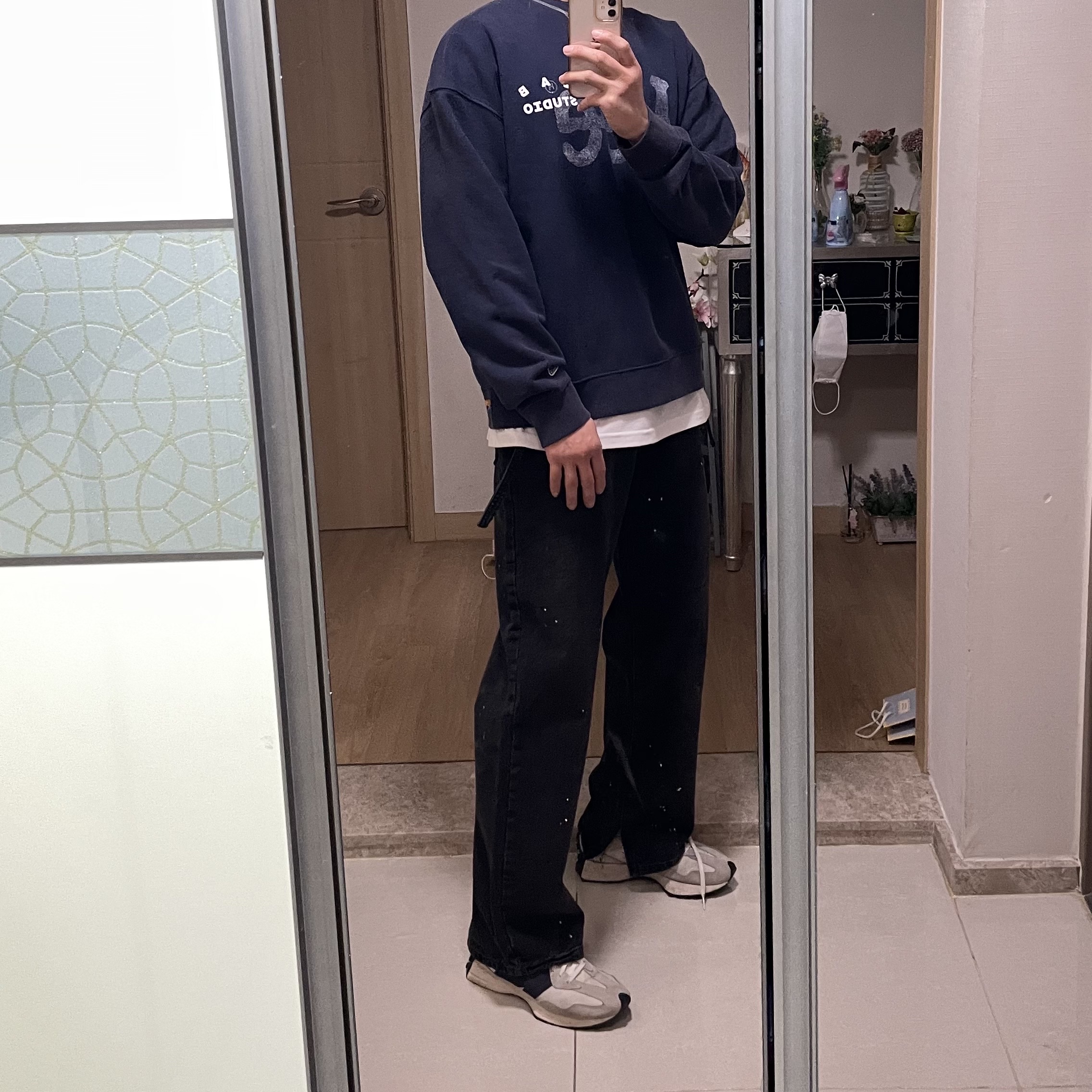 IAB Studio x Lee Pigment Sweatshirt Indigo Navy, Zara x Ader Error Slit Jeans Black 착용 스타일 - 3