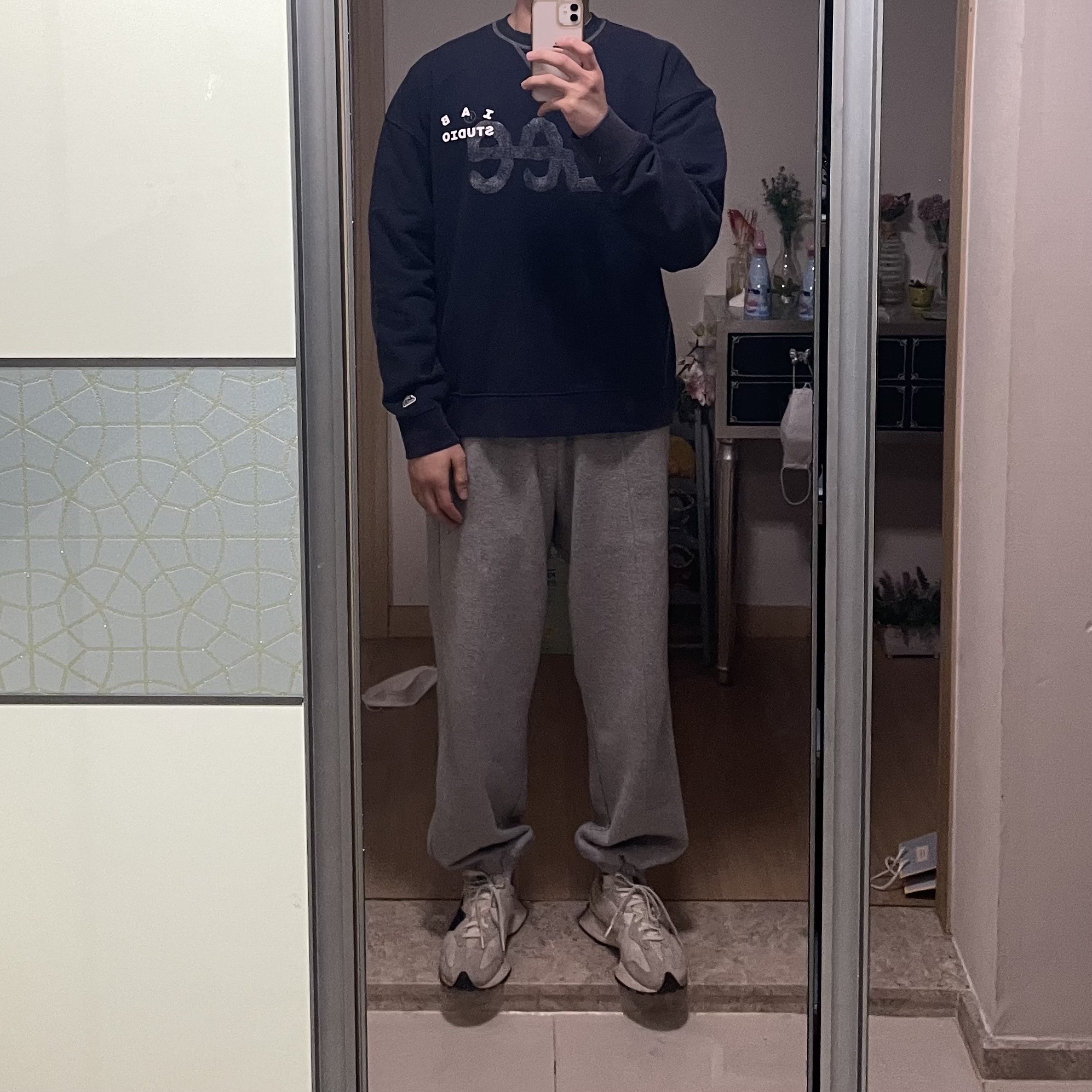 IAB Studio x Lee Pigment Sweatshirt Indigo Navy 착용 스타일 - 1