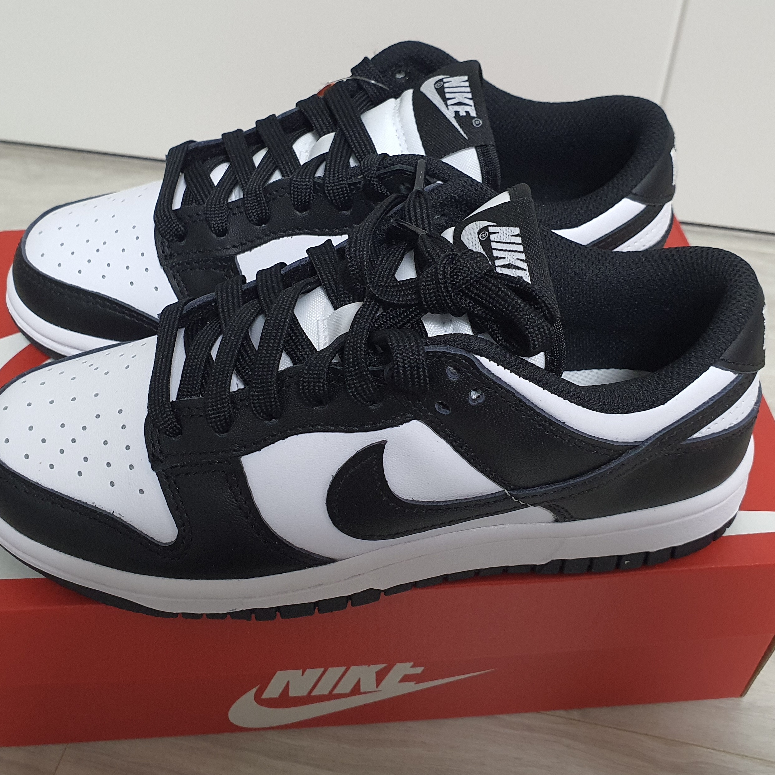(W) Nike Dunk Low Black 착용 스타일 - 1