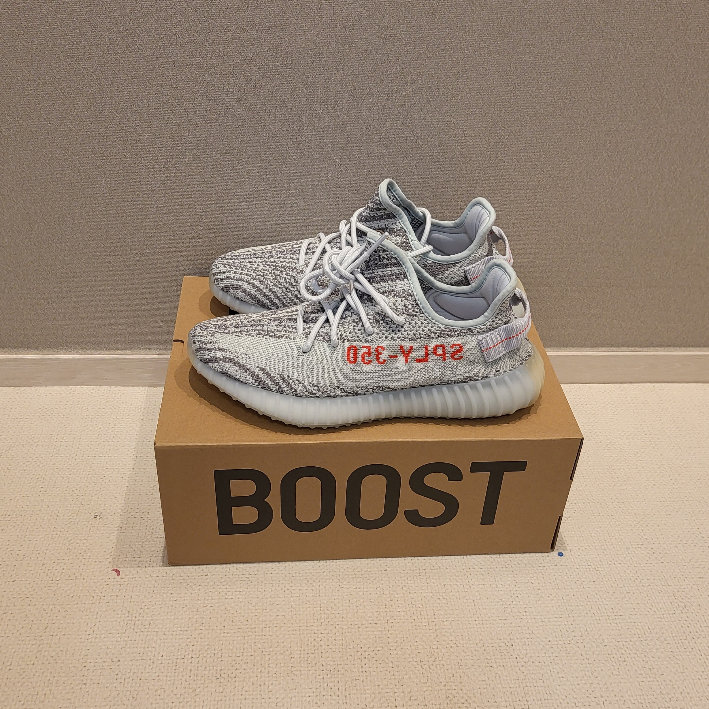 Adidas Yeezy Boost 350 V2 Blue Tint 2017 착용 스타일 - 3