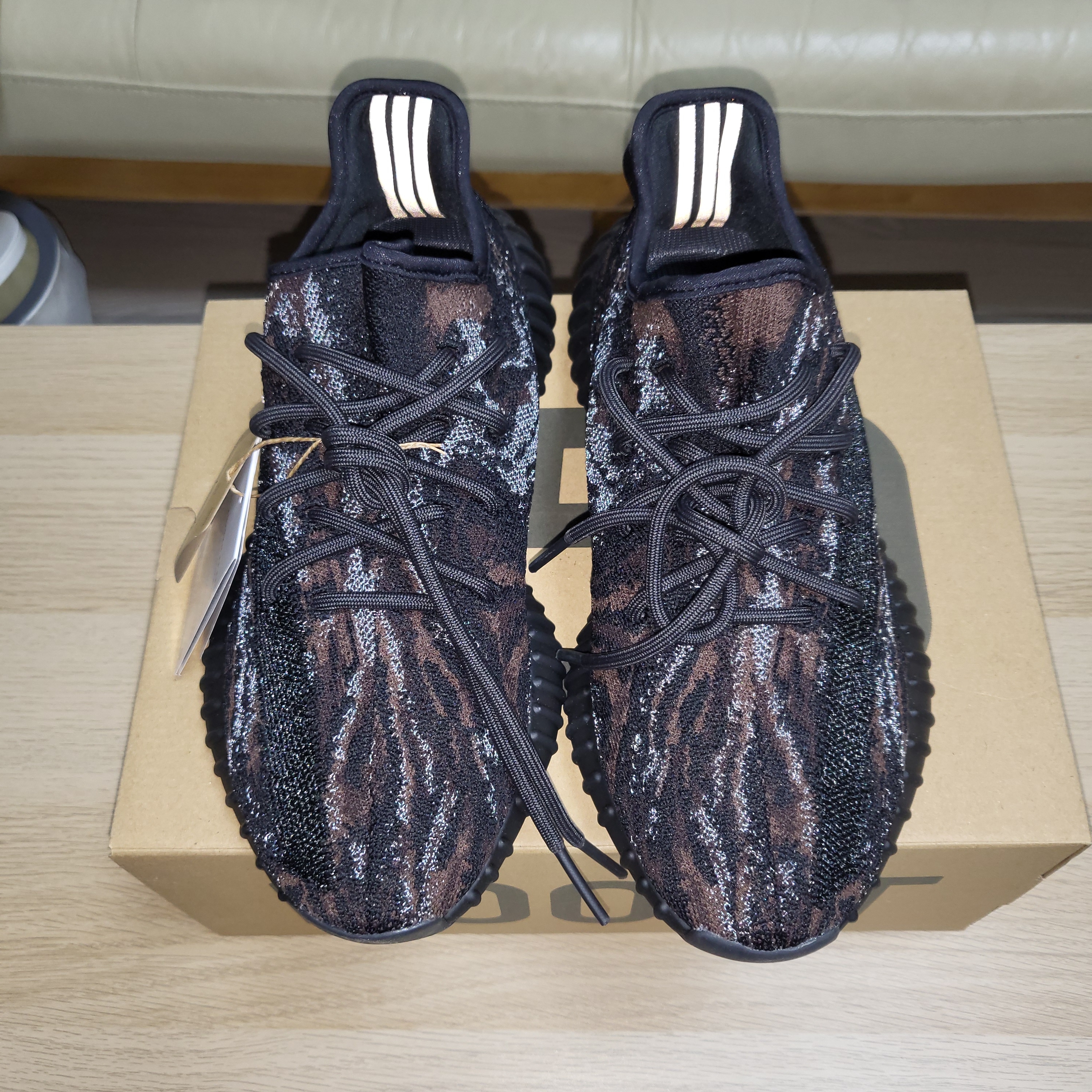 Adidas Yeezy Boost 350 V2 MX Rock 착용 스타일 - 2