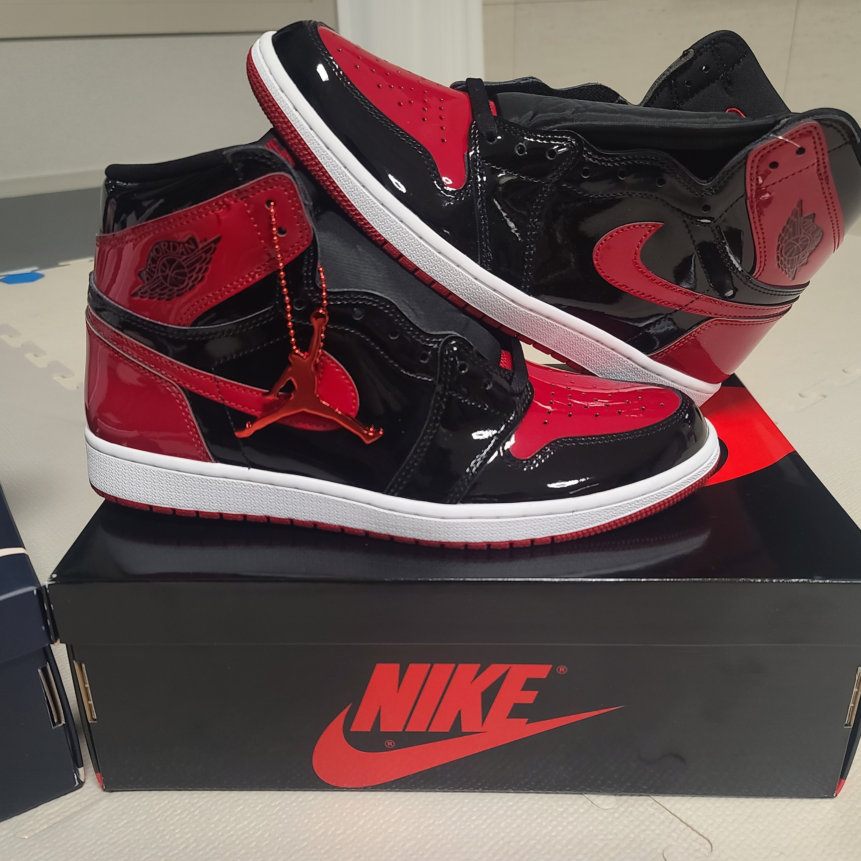 Jordan 1 Retro High OG Patent Bred, (W) Jordan 1 Retro High OG Atmosphere 착용 스타일 - 2