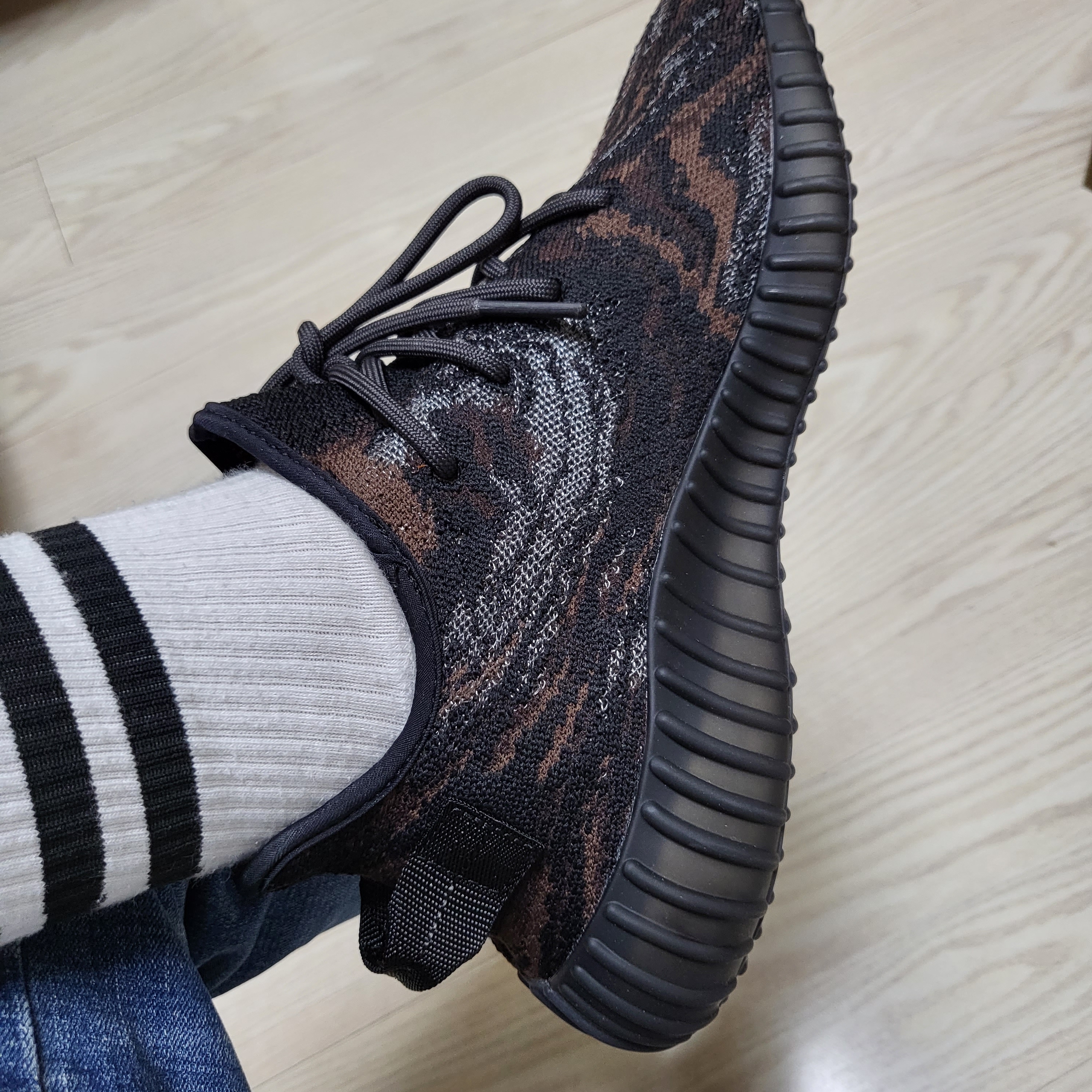 Adidas Yeezy Boost 350 V2 MX Rock 착용 스타일 - 5