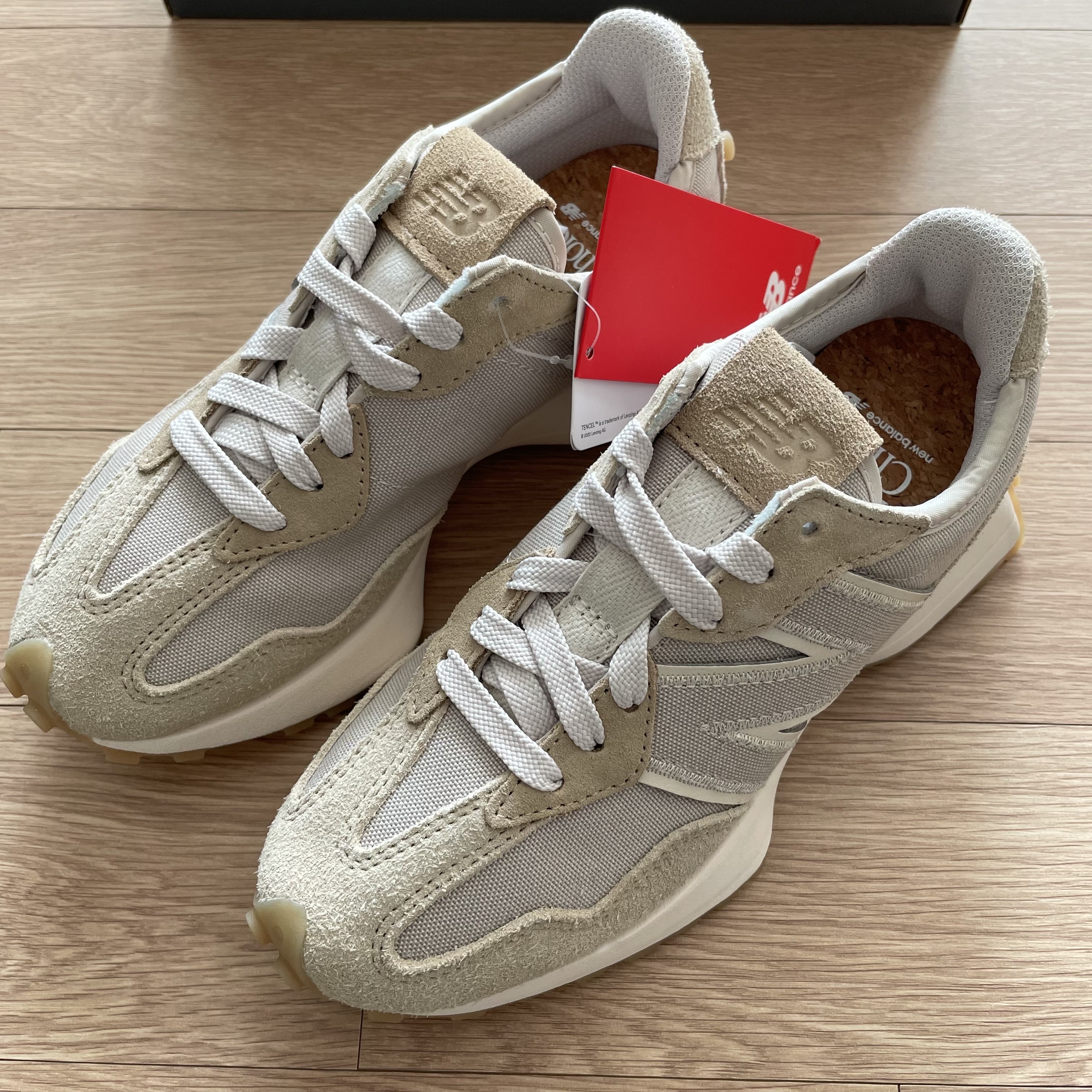 New Balance 327 Unplugged Pack Greige 착용 스타일 - 2