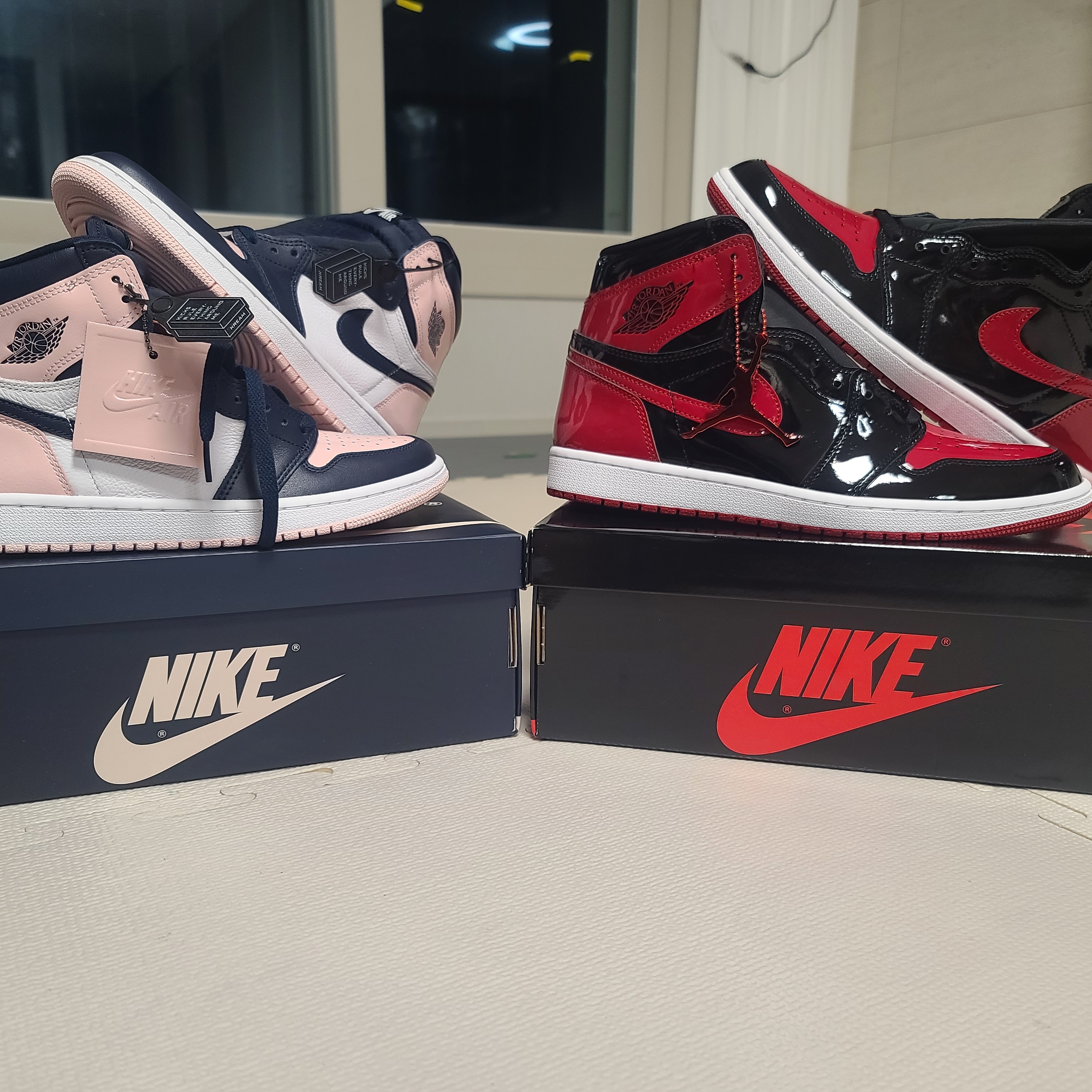 Jordan 1 Retro High OG Patent Bred, (W) Jordan 1 Retro High OG Atmosphere 착용 스타일 - 4