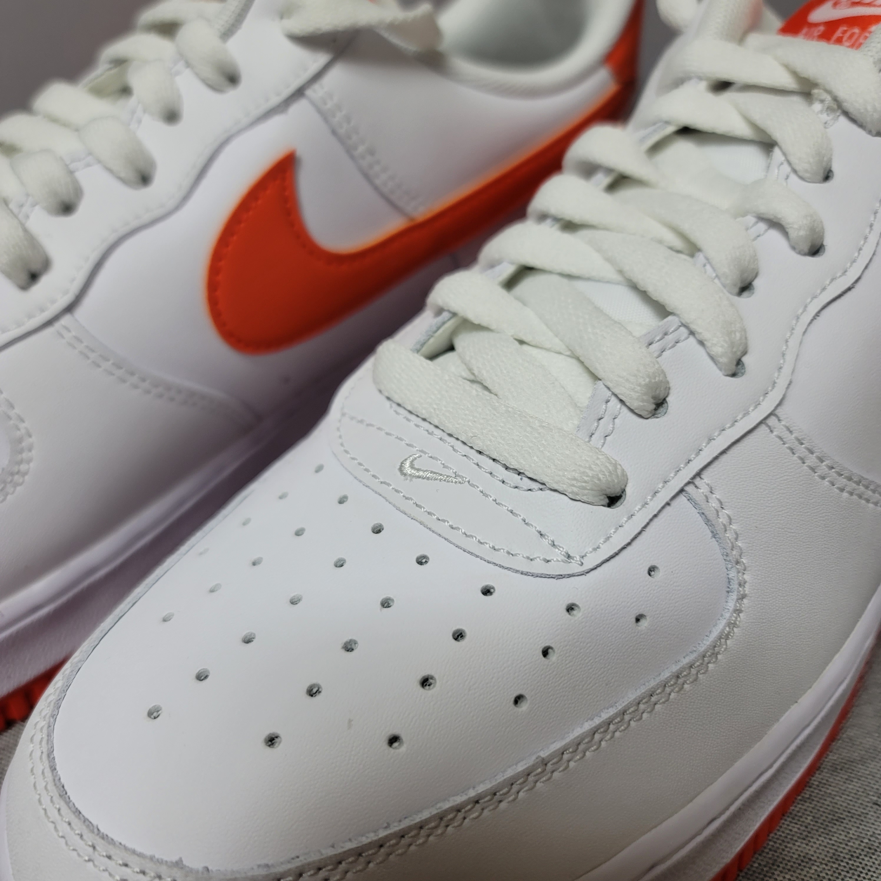 Nike Air Force 1 '07 Low White Team Orange 착용 스타일 - 3