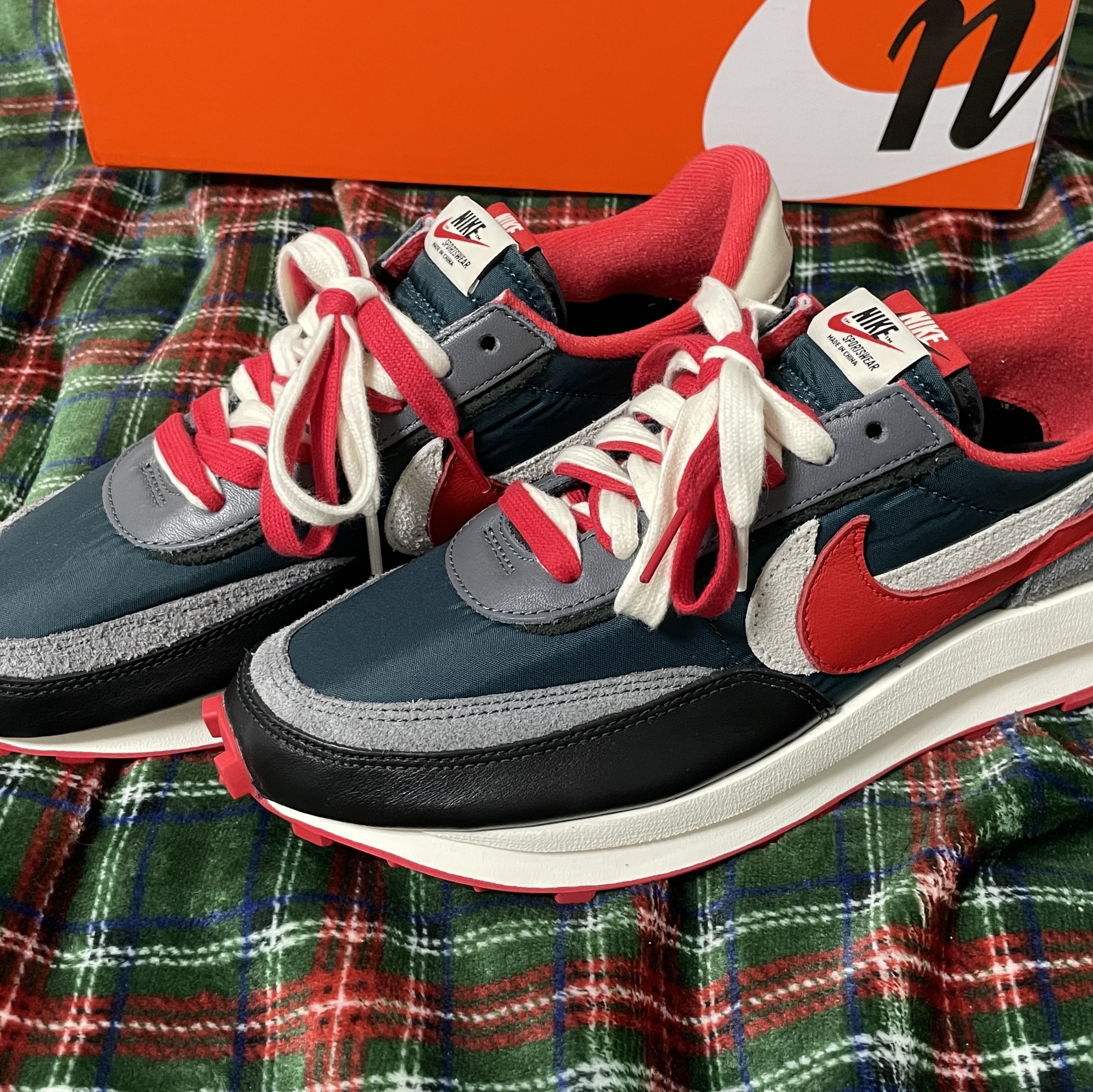 Nike x Sacai x Undercover LDWaffle Midnight Spruce University Red 착용 스타일