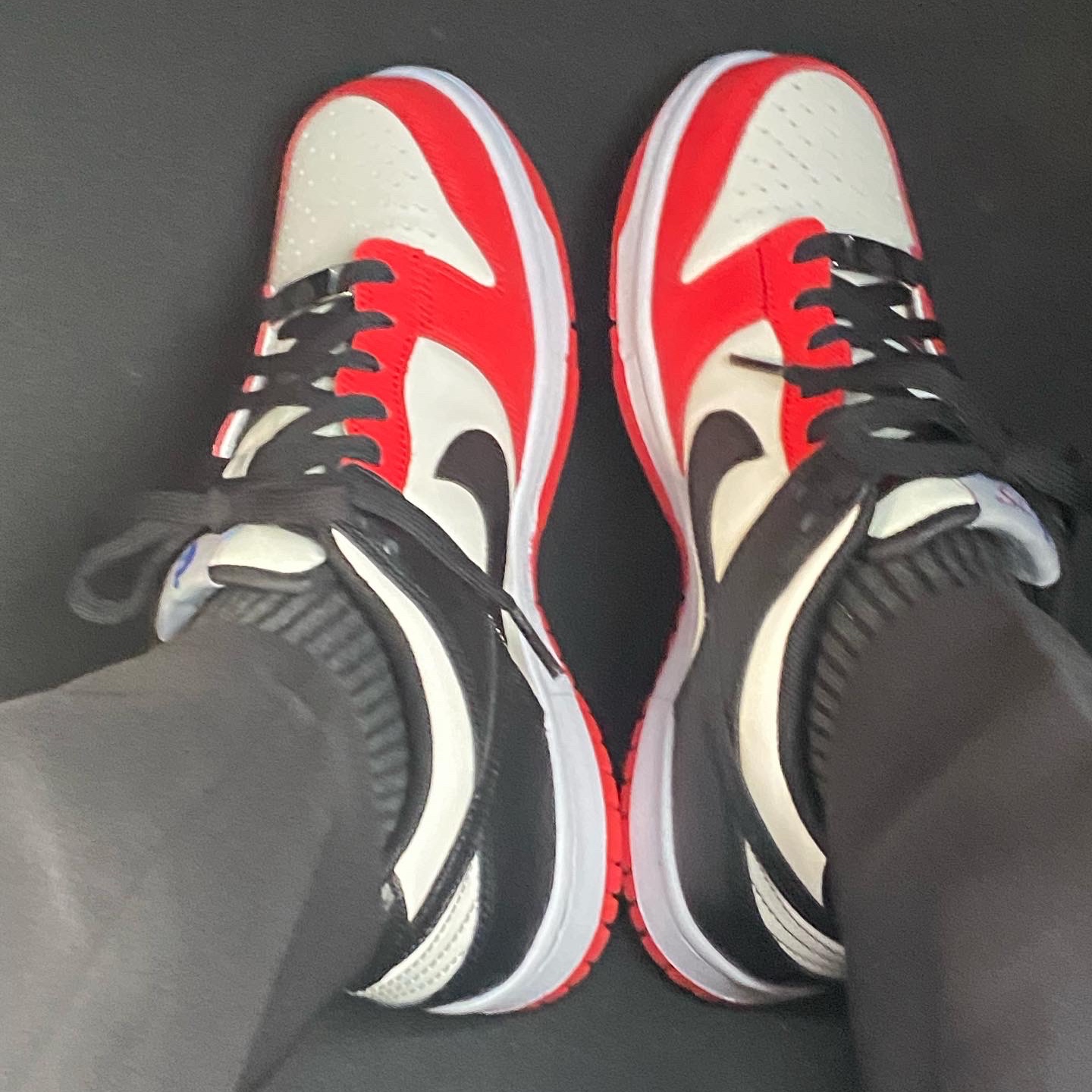 (GS) Nike x NBA Dunk Low Black and Chile Red 착용 스타일 - 2