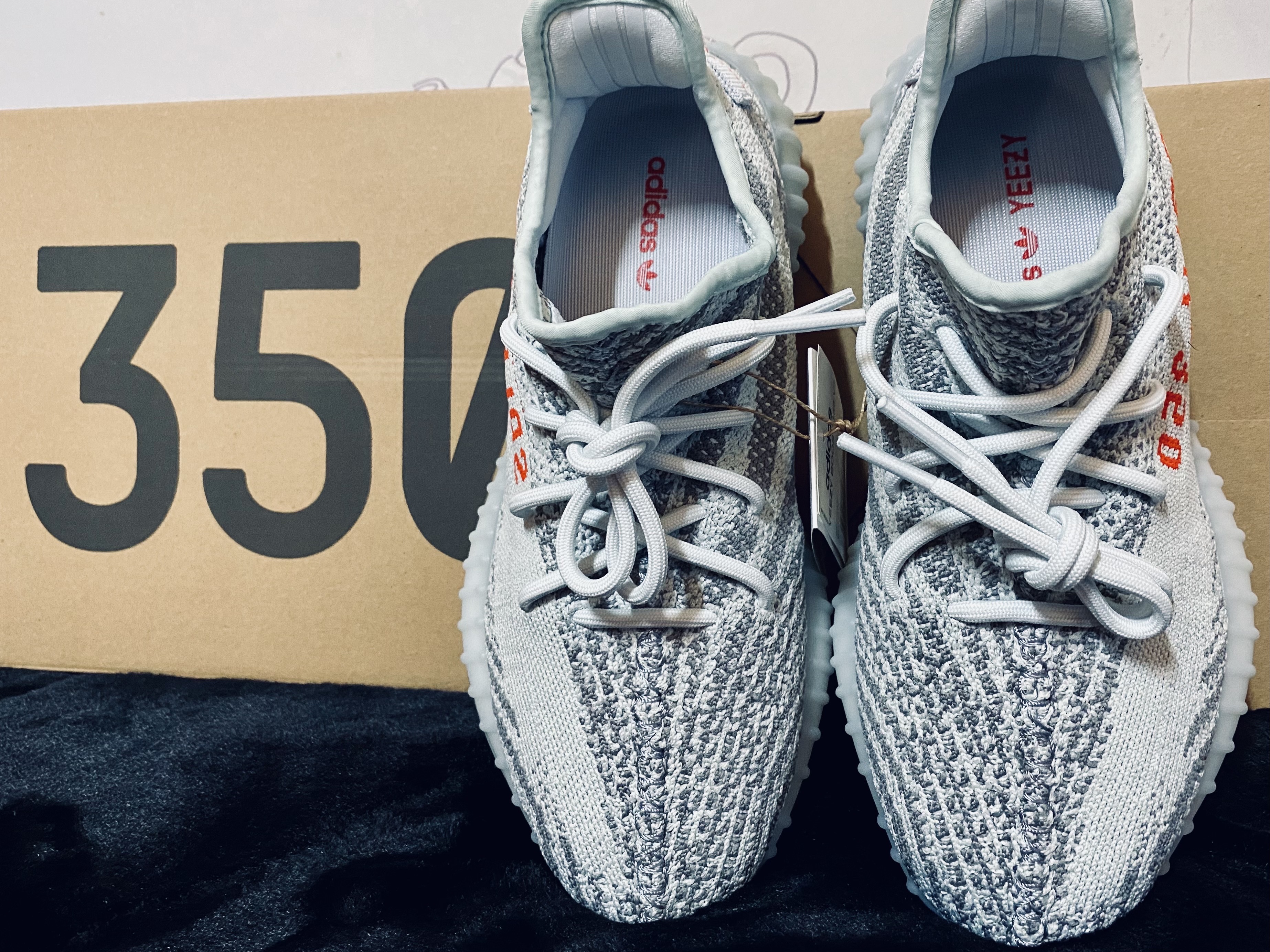Adidas Yeezy Boost 350 V2 Blue Tint 2017 착용 스타일 - 5