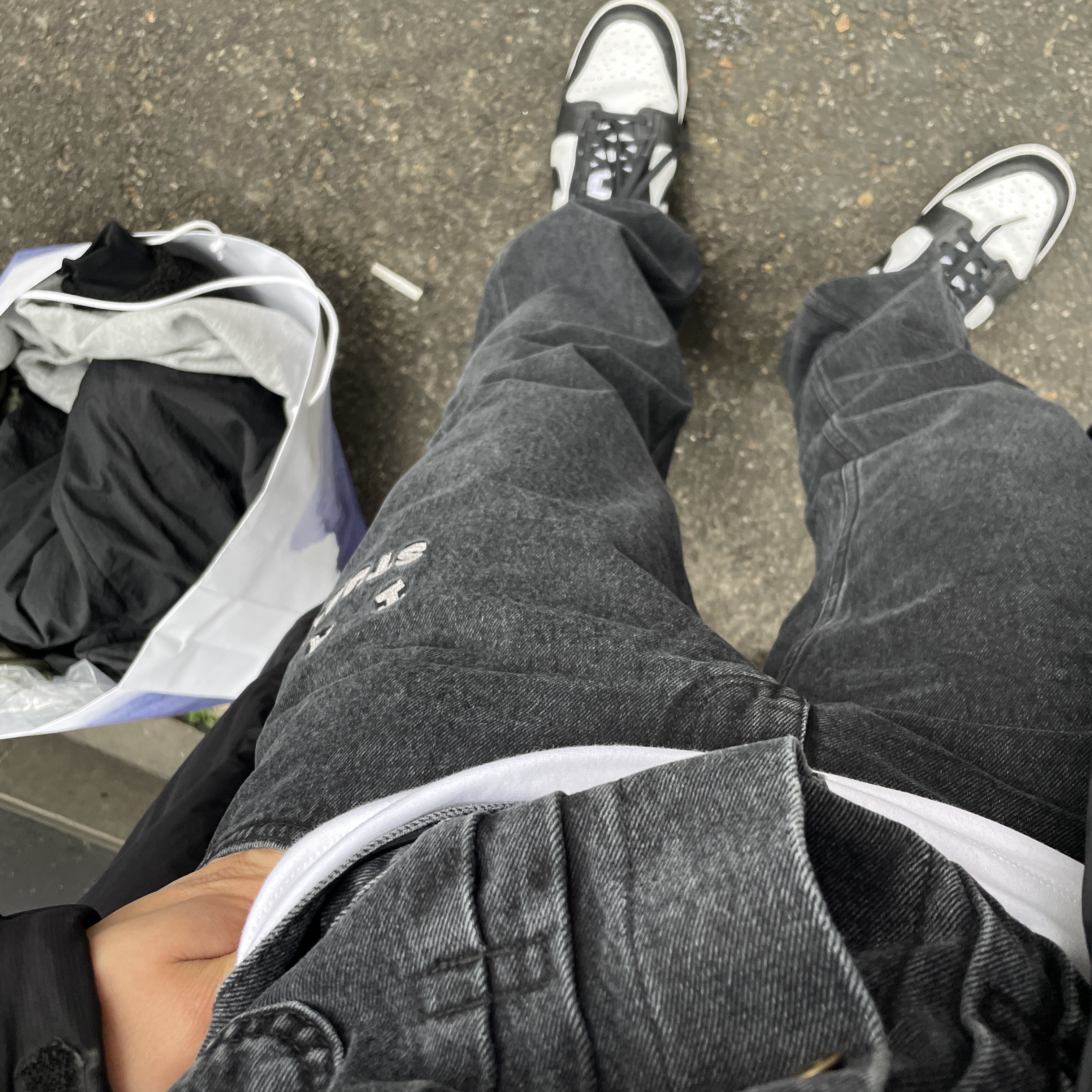 IAB Studio x Lee Denim Jeans Black 착용 스타일