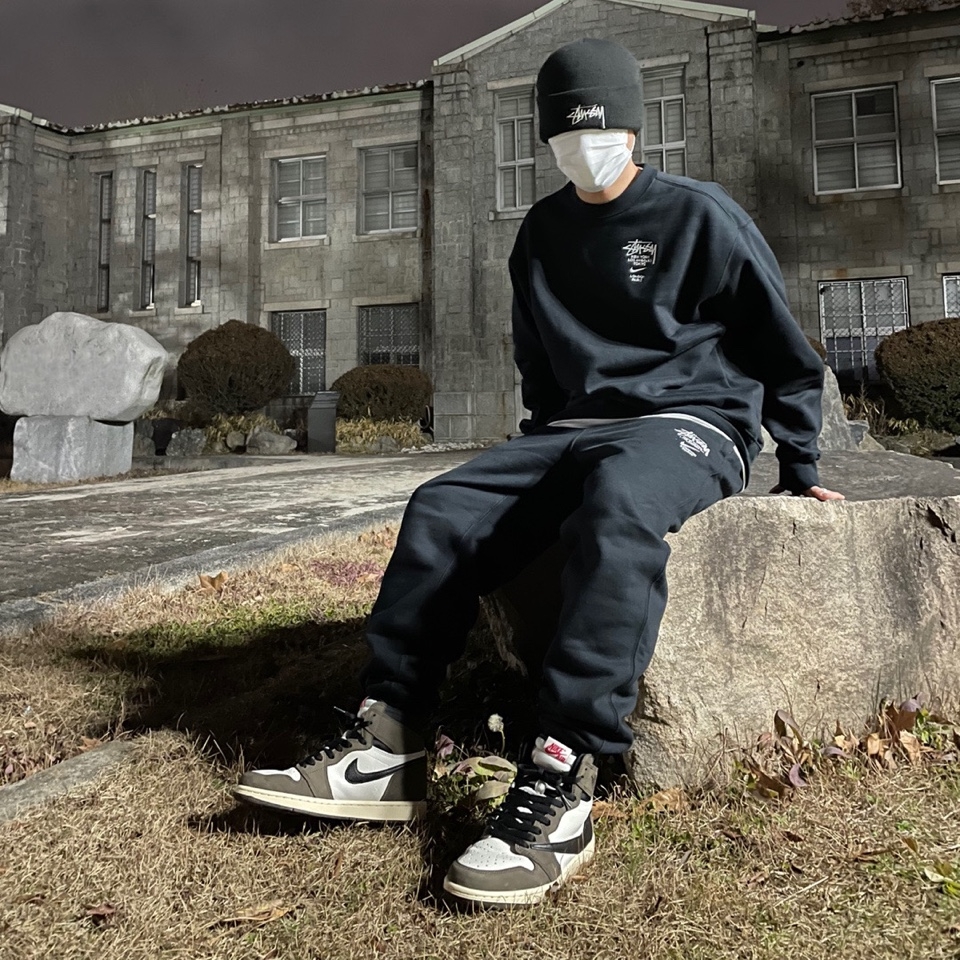 Jordan 1 x Travis Scott Retro High OG SP Mocha, Nike x Stussy NRG ZR Fleece Crewneck Black - US/EU 착용 스타일