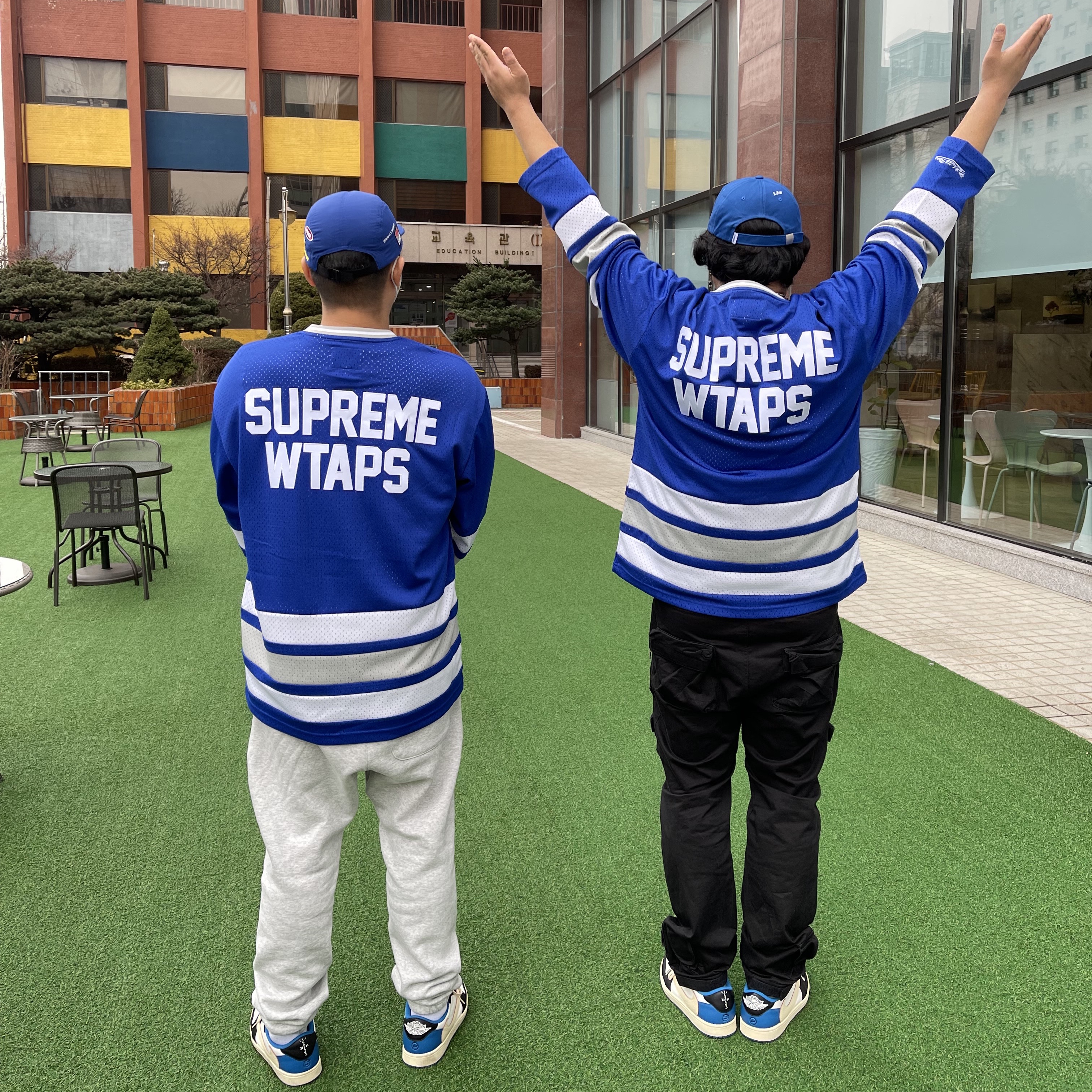Jordan 1 x Travis Scott x Fragment Retro Low OG SP Military Blue, Supreme x WTAPS Mitchell & Ness Hockey Jersey Blue - 21FW 착용 스타일 - 2