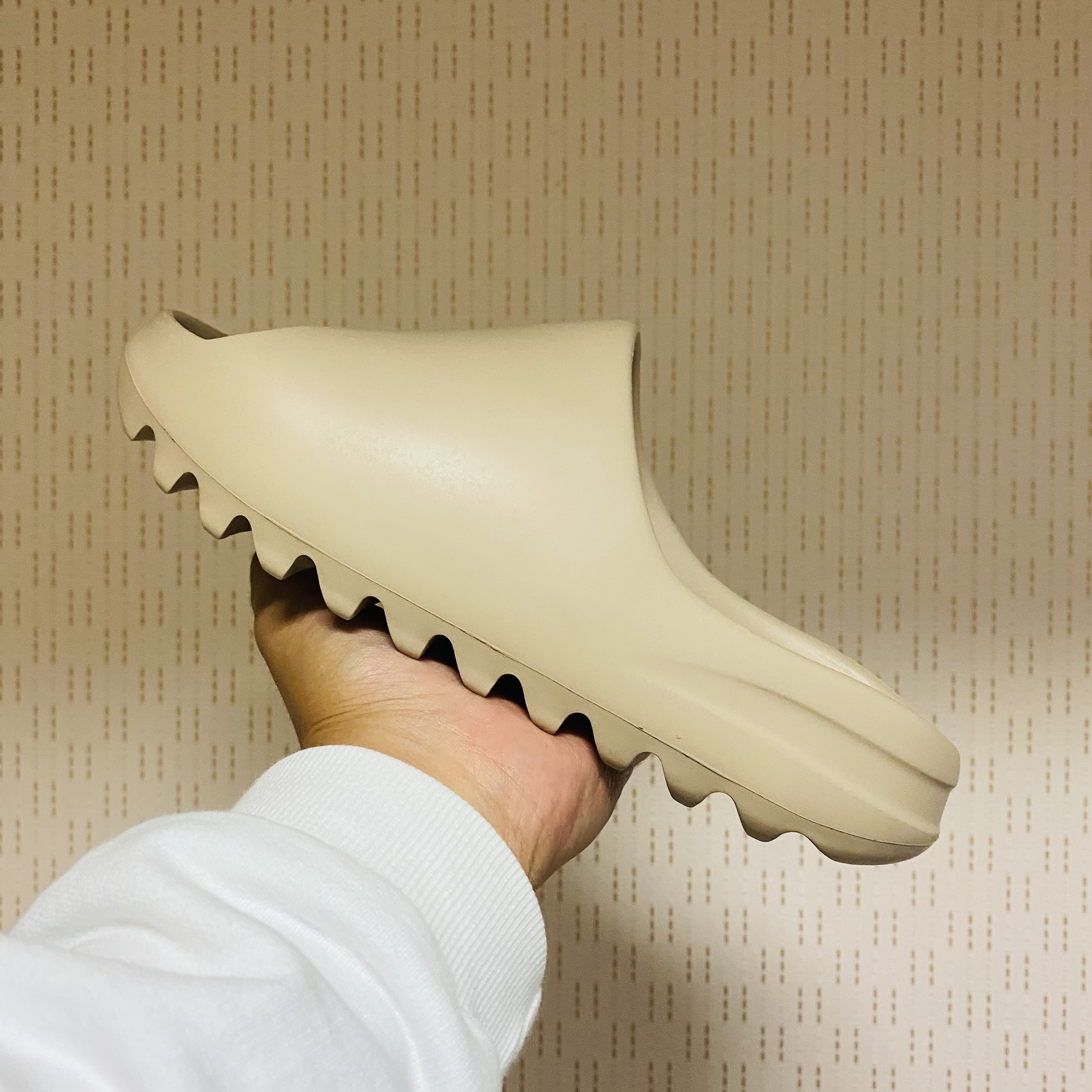 Adidas Yeezy Slide Pure 착용 스타일