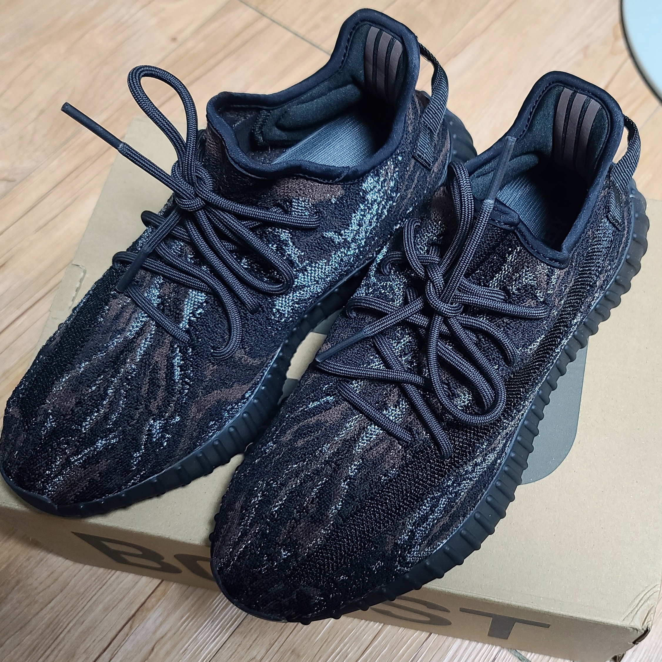 Adidas Yeezy Boost 350 V2 MX Rock, Adidas Yeezy Boost 350 V2 Zebra 2017/2019/2020 착용 스타일 - 2