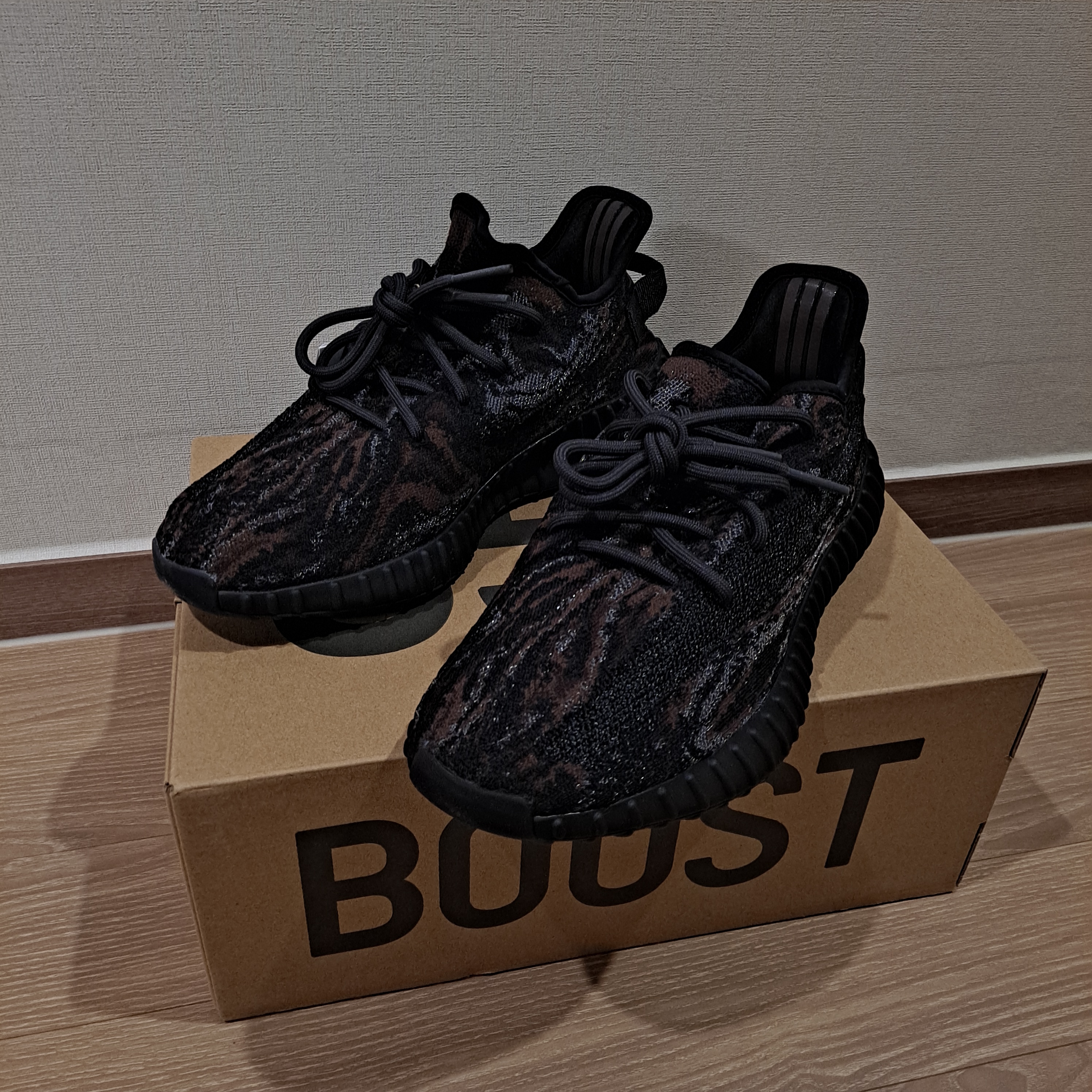Adidas Yeezy Boost 350 V2 MX Rock 착용 스타일 - 4