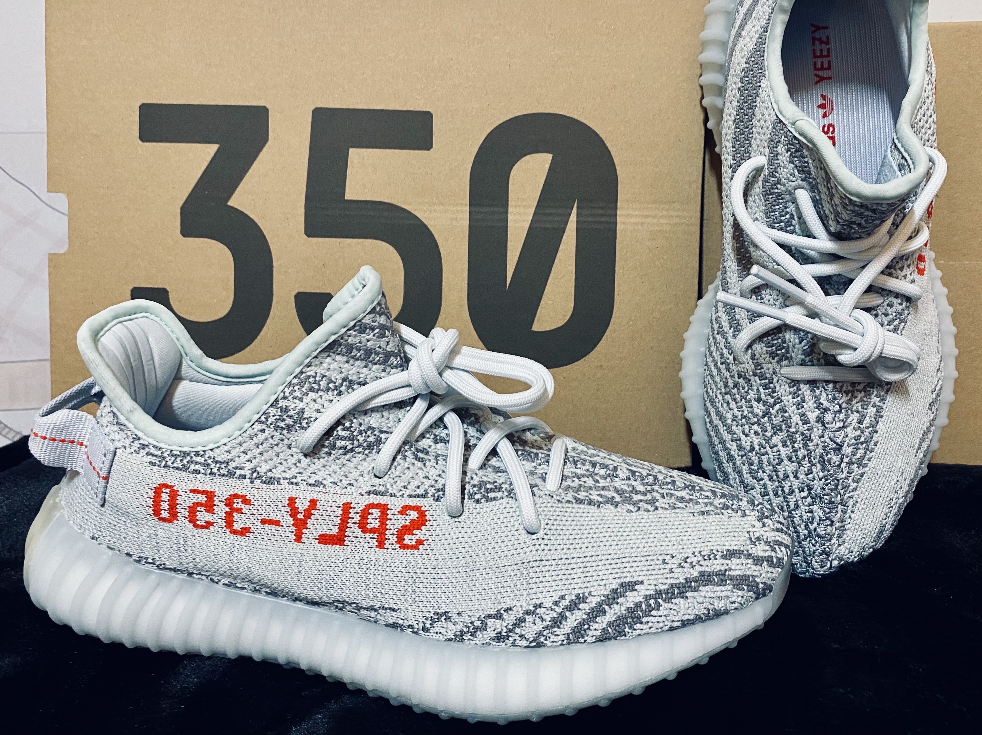 Adidas Yeezy Boost 350 V2 Blue Tint 2017 착용 스타일 - 3