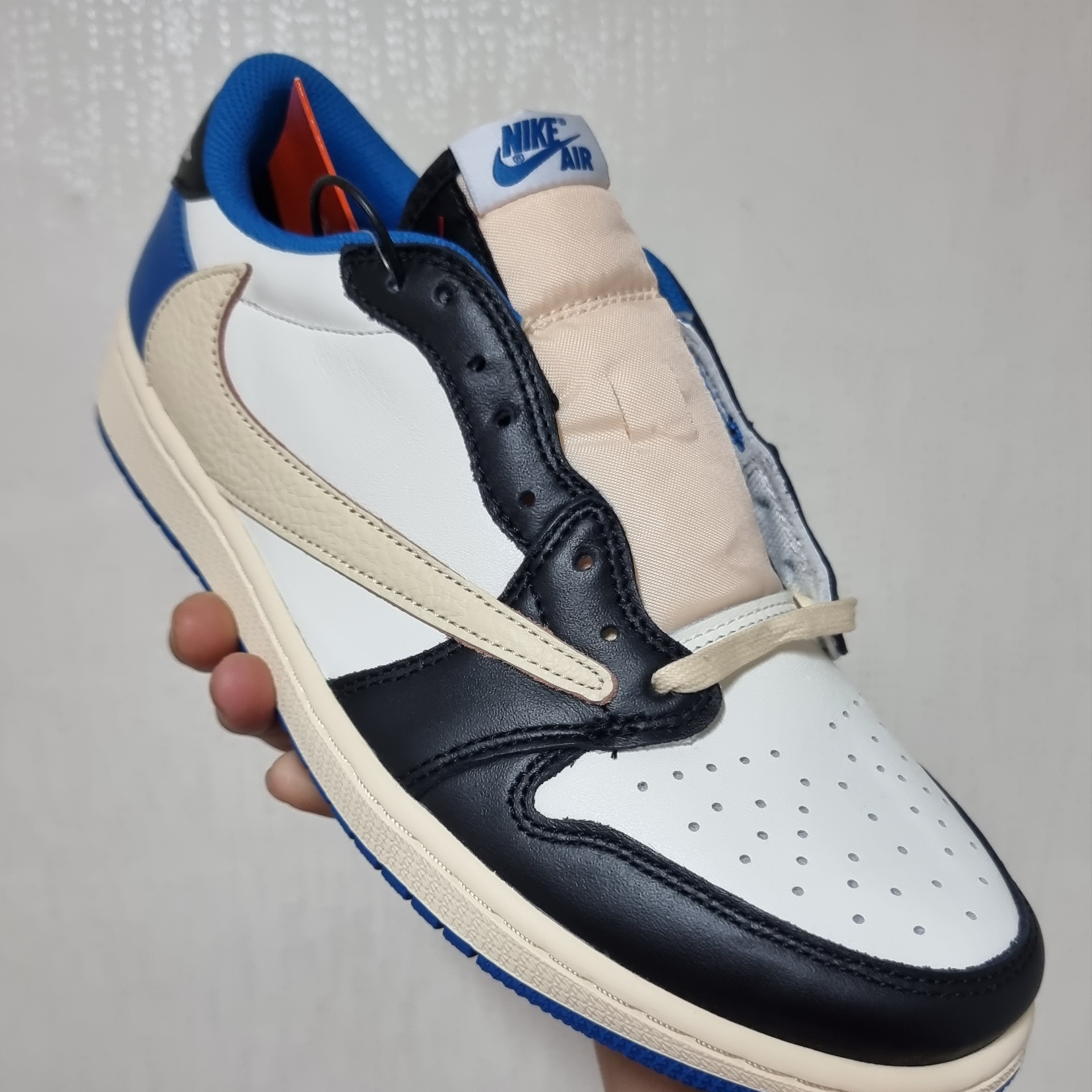 Jordan 1 x Travis Scott x Fragment Retro Low OG SP Military Blue 착용 스타일 - 3