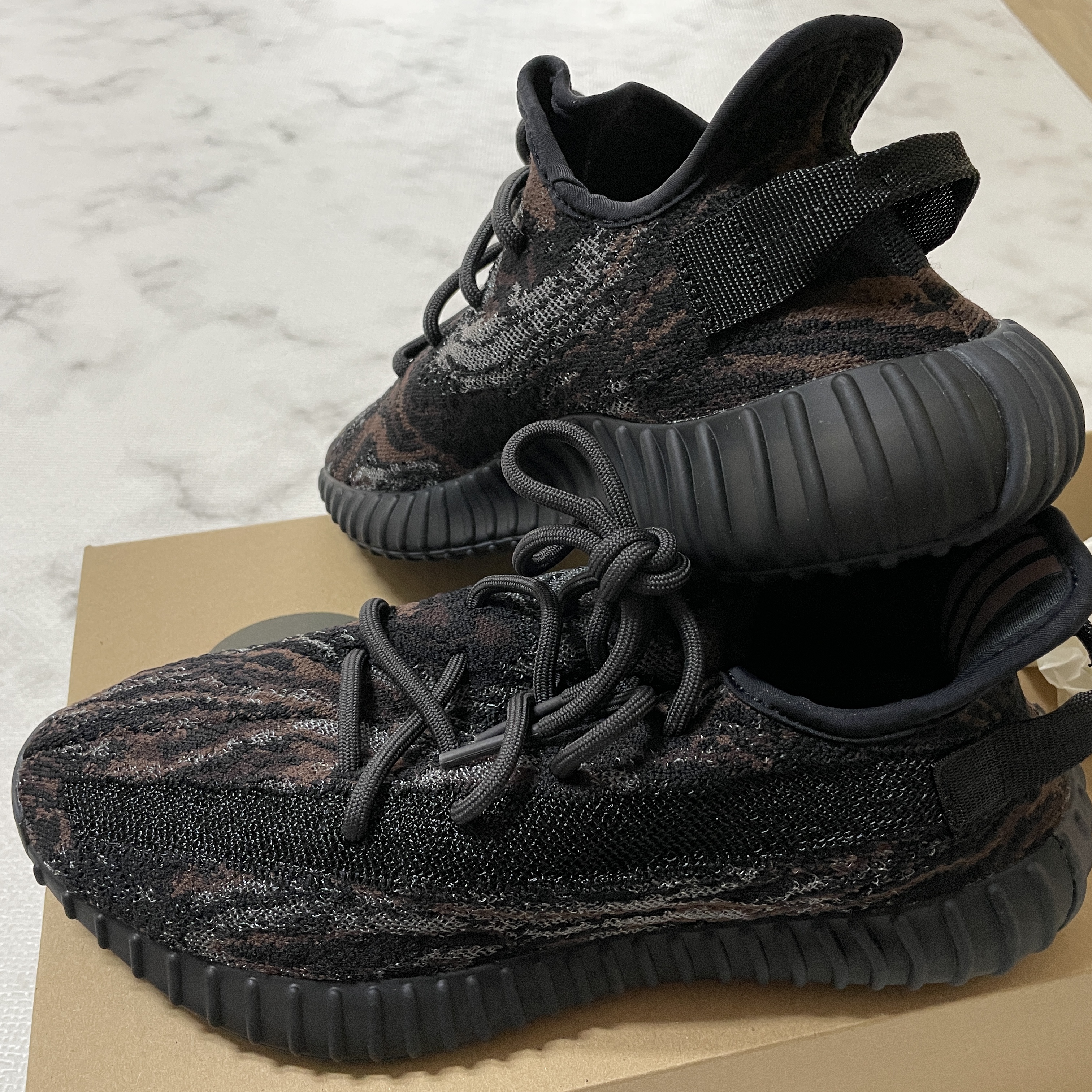 Adidas Yeezy Boost 350 V2 MX Rock 착용 스타일 - 1