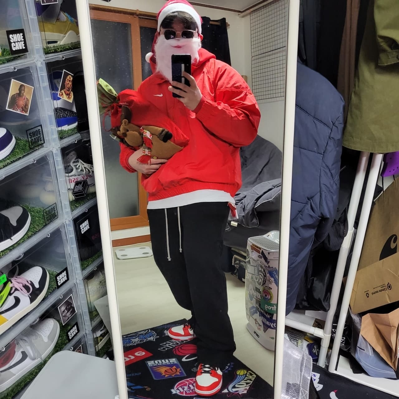 Nike x Stussy Windrunner Jacket Habanero Red, Nike x NBA Dunk Low Retro EMB Black and Chile Red 착용 스타일
