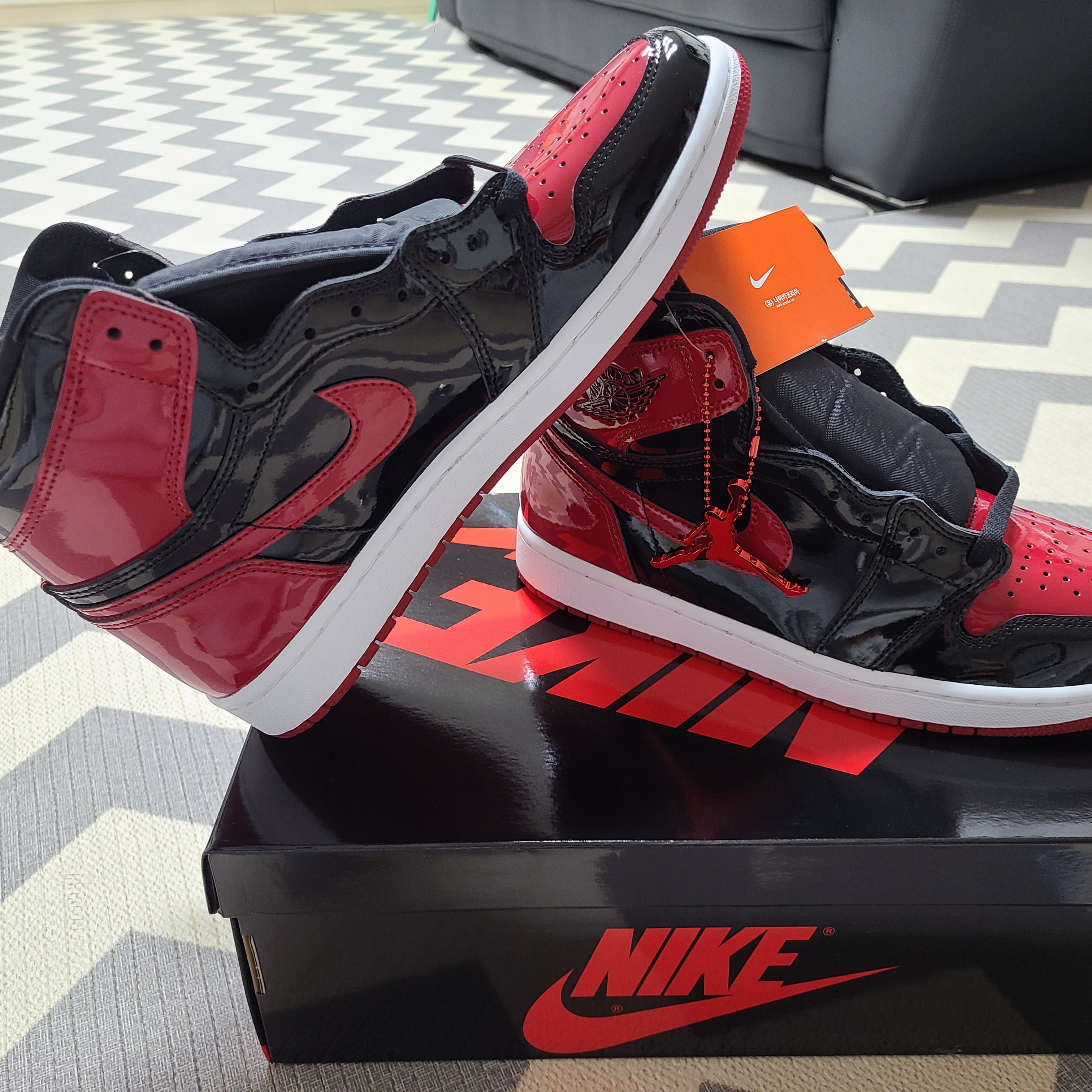 Jordan 1 Retro High OG Patent Bred 착용 스타일 - 3