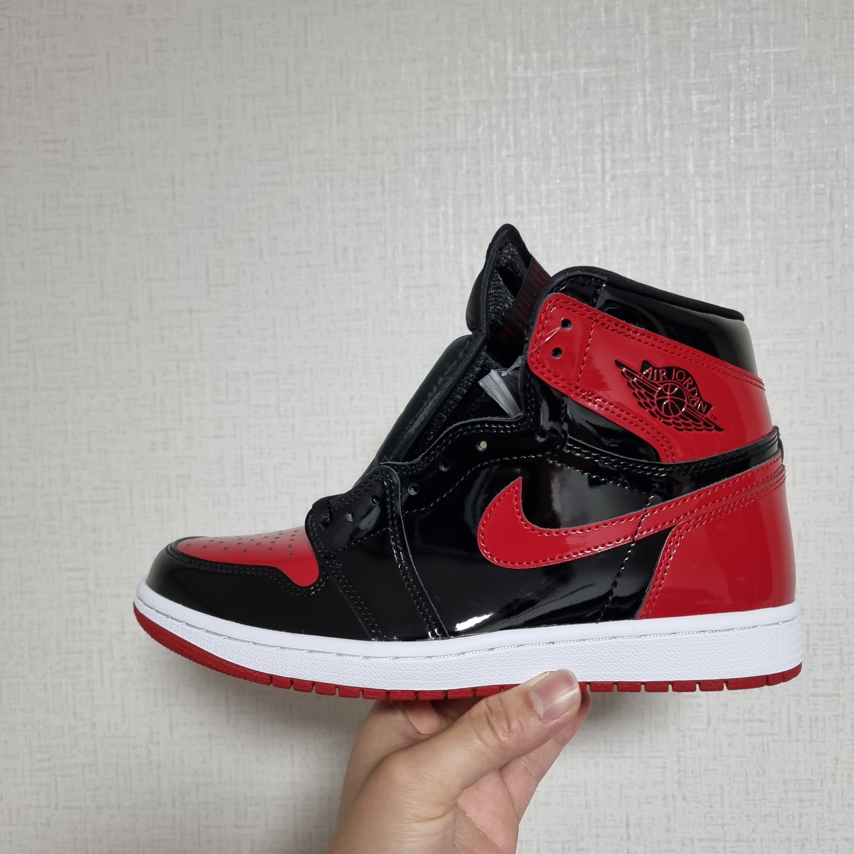 Jordan 1 Retro High OG Patent Bred 착용 스타일 - 1