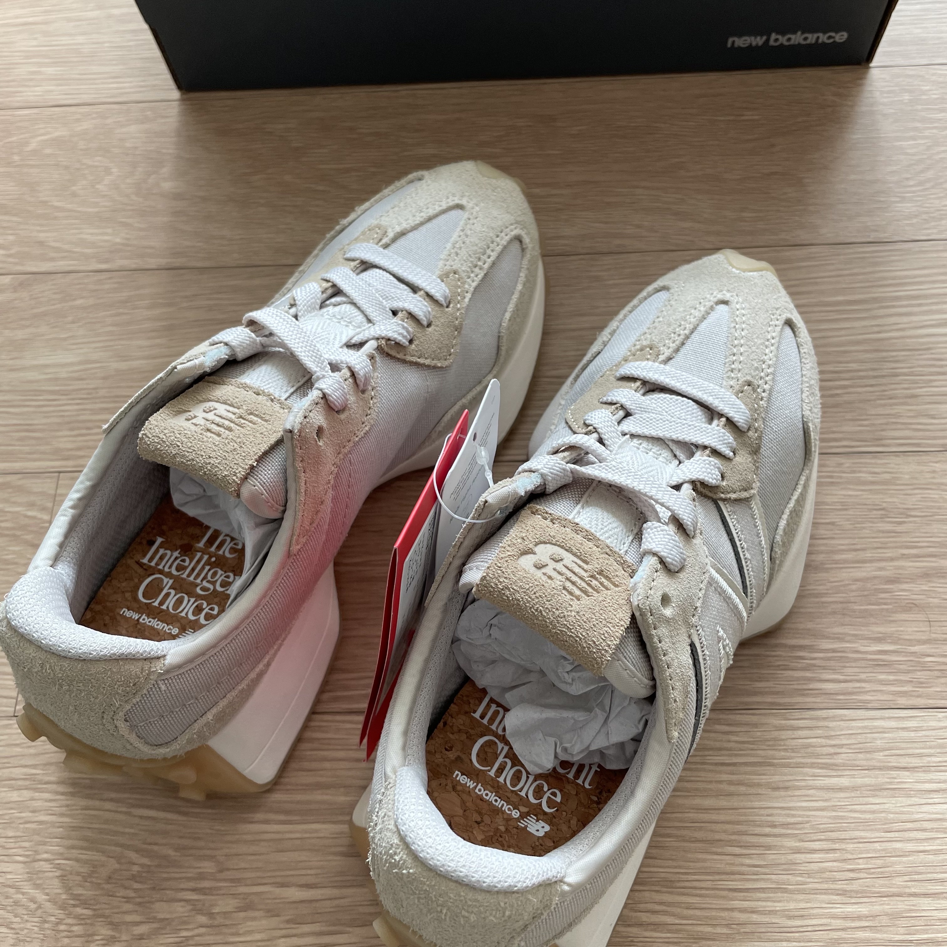 New Balance 327 Unplugged Pack Greige 착용 스타일 - 3