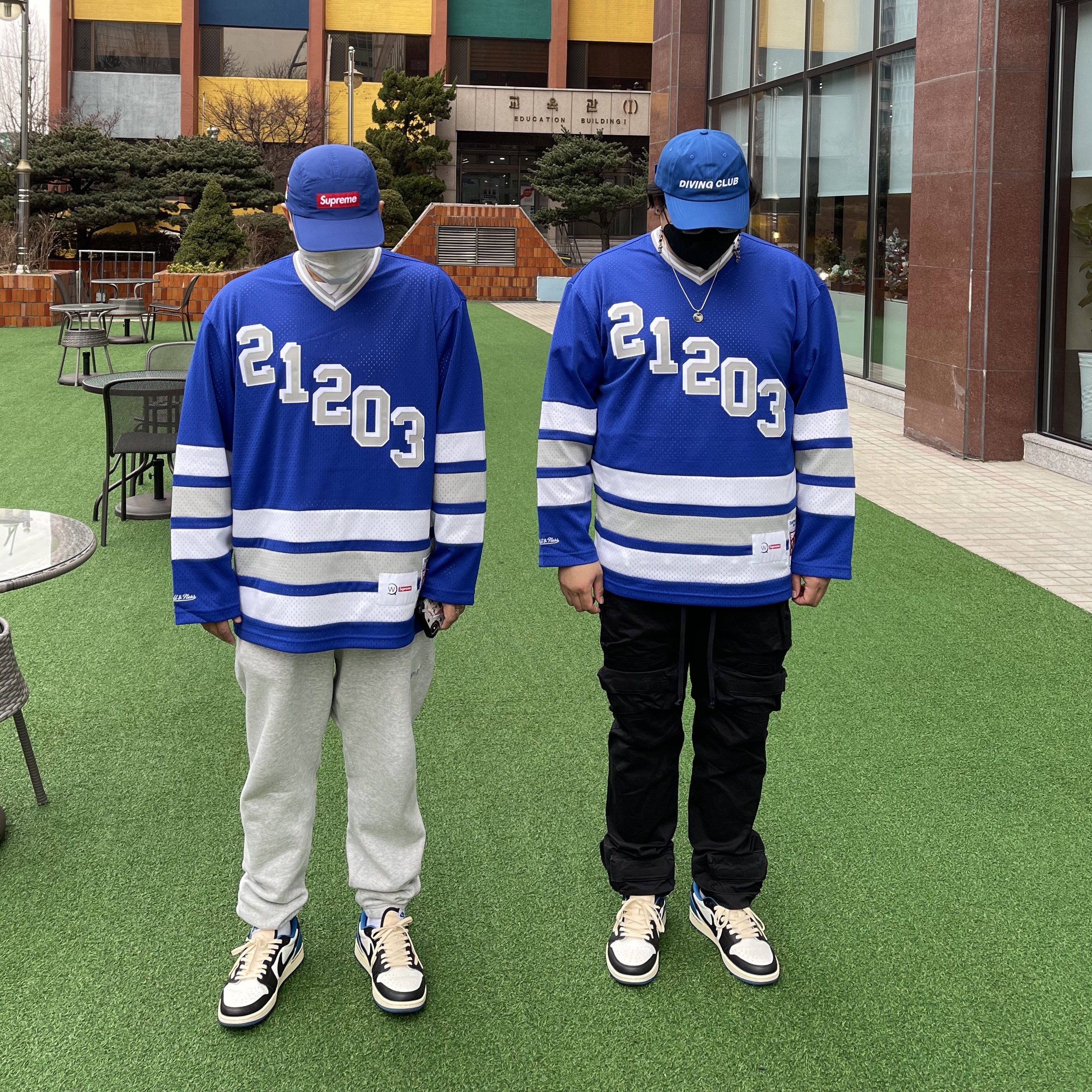 Jordan 1 x Travis Scott x Fragment Retro Low OG SP Military Blue, Supreme x WTAPS Mitchell & Ness Hockey Jersey Blue - 21FW 착용 스타일 - 1