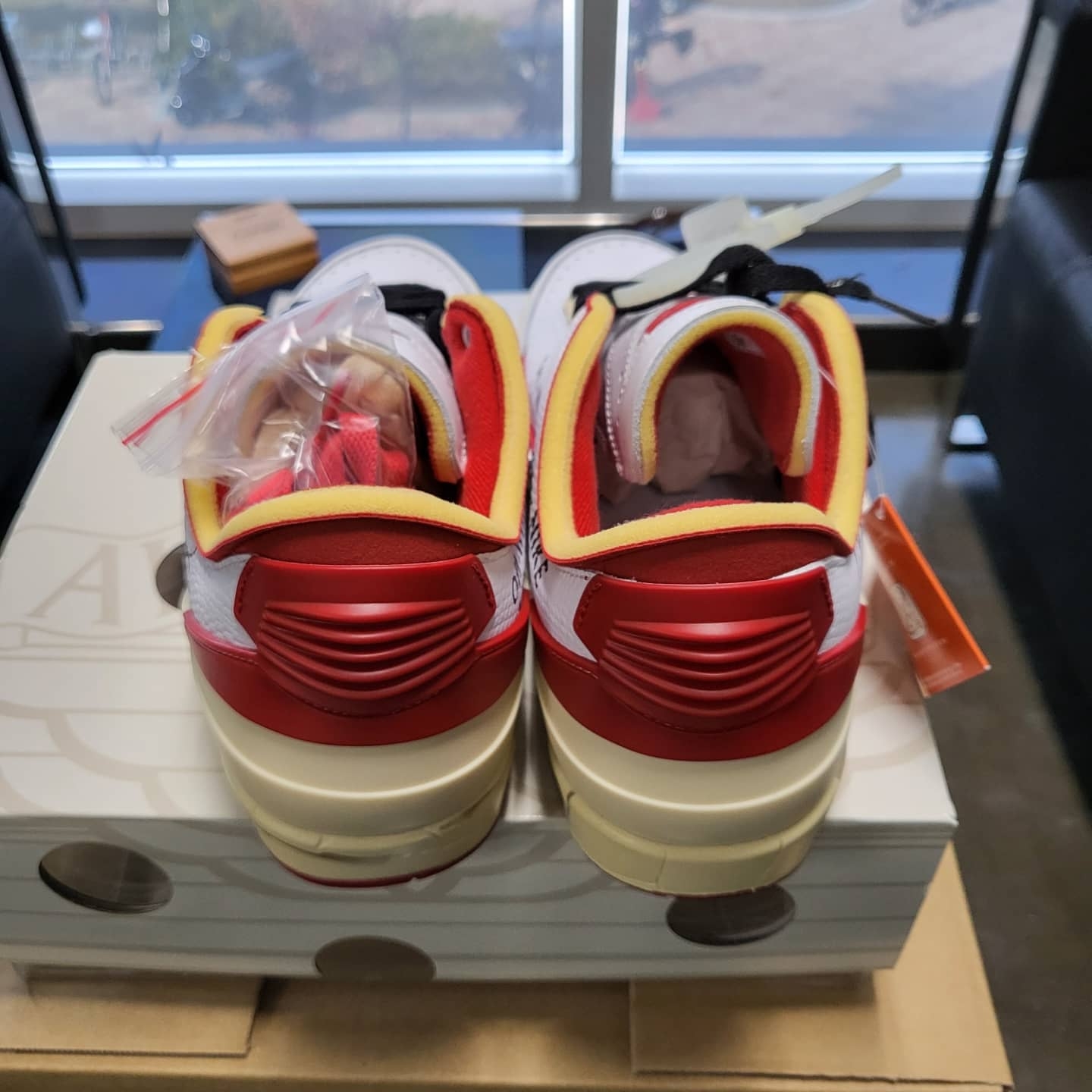 Jordan 2 x Off-White Retro Low SP White and Varsity Red 착용 스타일 - 4