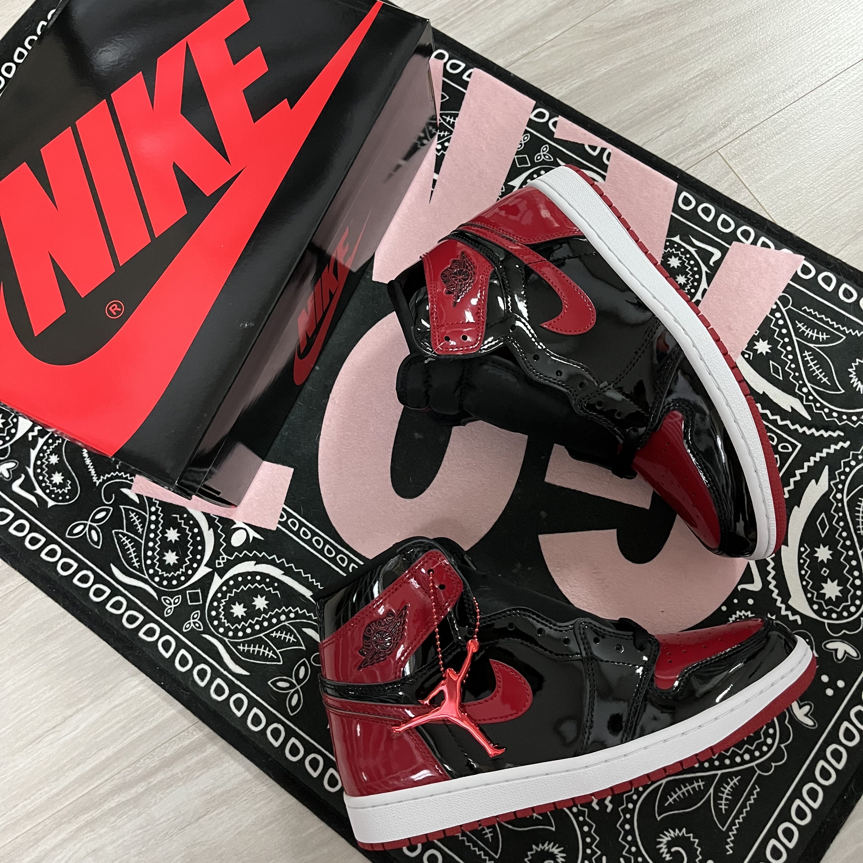 Jordan 1 Retro High OG Patent Bred 착용 스타일 - 1