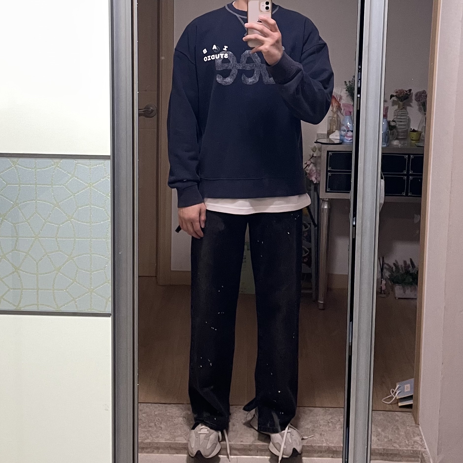 IAB Studio x Lee Pigment Sweatshirt Indigo Navy, Zara x Ader Error Slit Jeans Black 착용 스타일 - 1