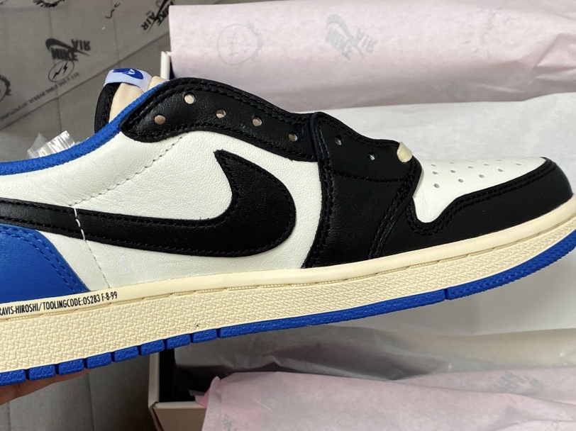 Jordan 1 x Travis Scott x Fragment Retro Low OG SP Military Blue 착용 스타일 - 1