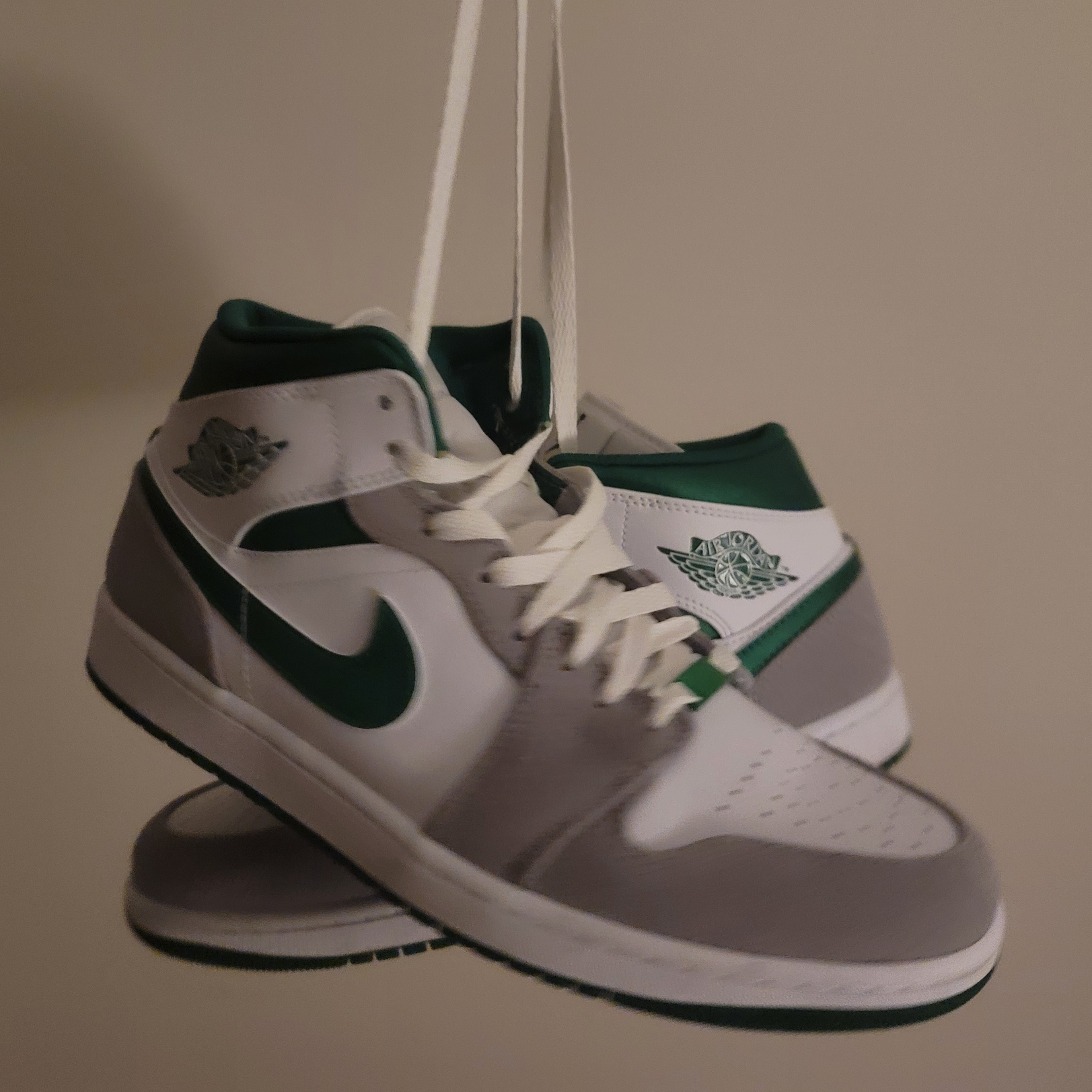 Jordan 1 Mid SE Pine Green Light Smoke Grey, Jordan 1 x A Ma Maniere Retro High OG SP Sail and Burgundy 착용 스타일