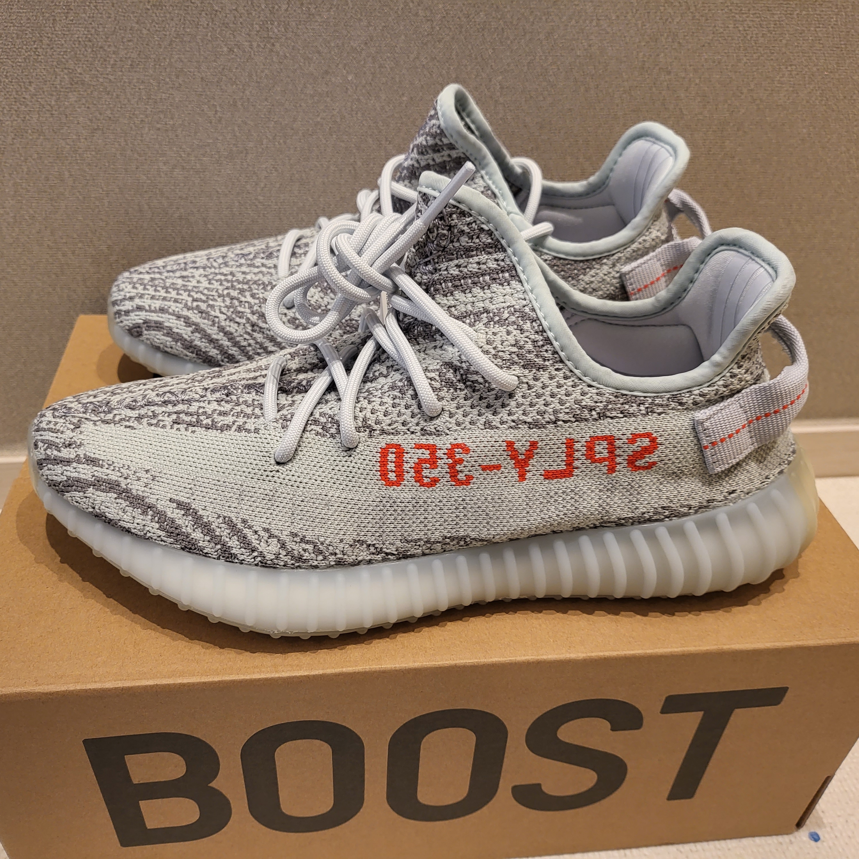 Adidas Yeezy Boost 350 V2 Blue Tint 2017 착용 스타일 - 2