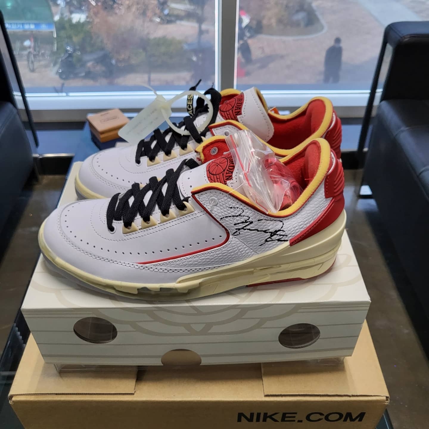 Jordan 2 x Off-White Retro Low SP White and Varsity Red 착용 스타일 - 3
