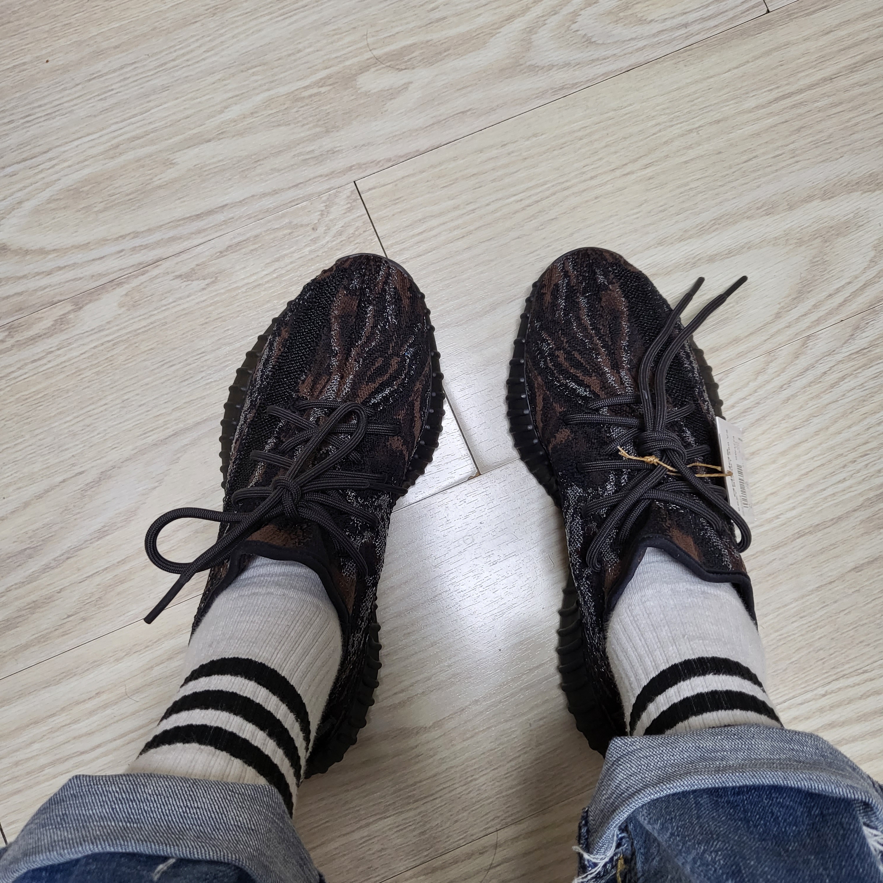 Adidas Yeezy Boost 350 V2 MX Rock 착용 스타일 - 4