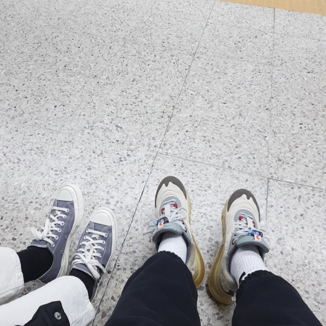 Nike x Travis Scott Air Max 270 React Cactus Trails, Converse x Play Comme des Garcons Chuck 70 Ox Steel Gray 착용 스타일 - 2