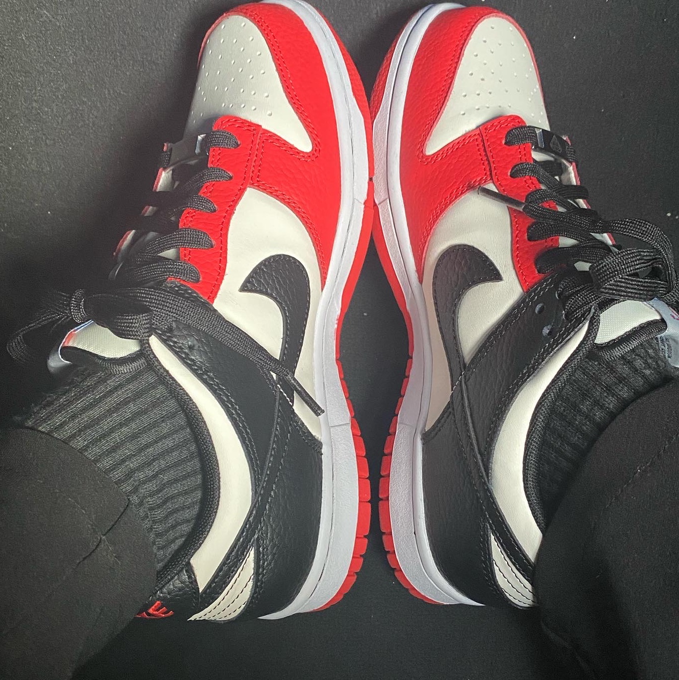 (GS) Nike x NBA Dunk Low Black and Chile Red 착용 스타일 - 1