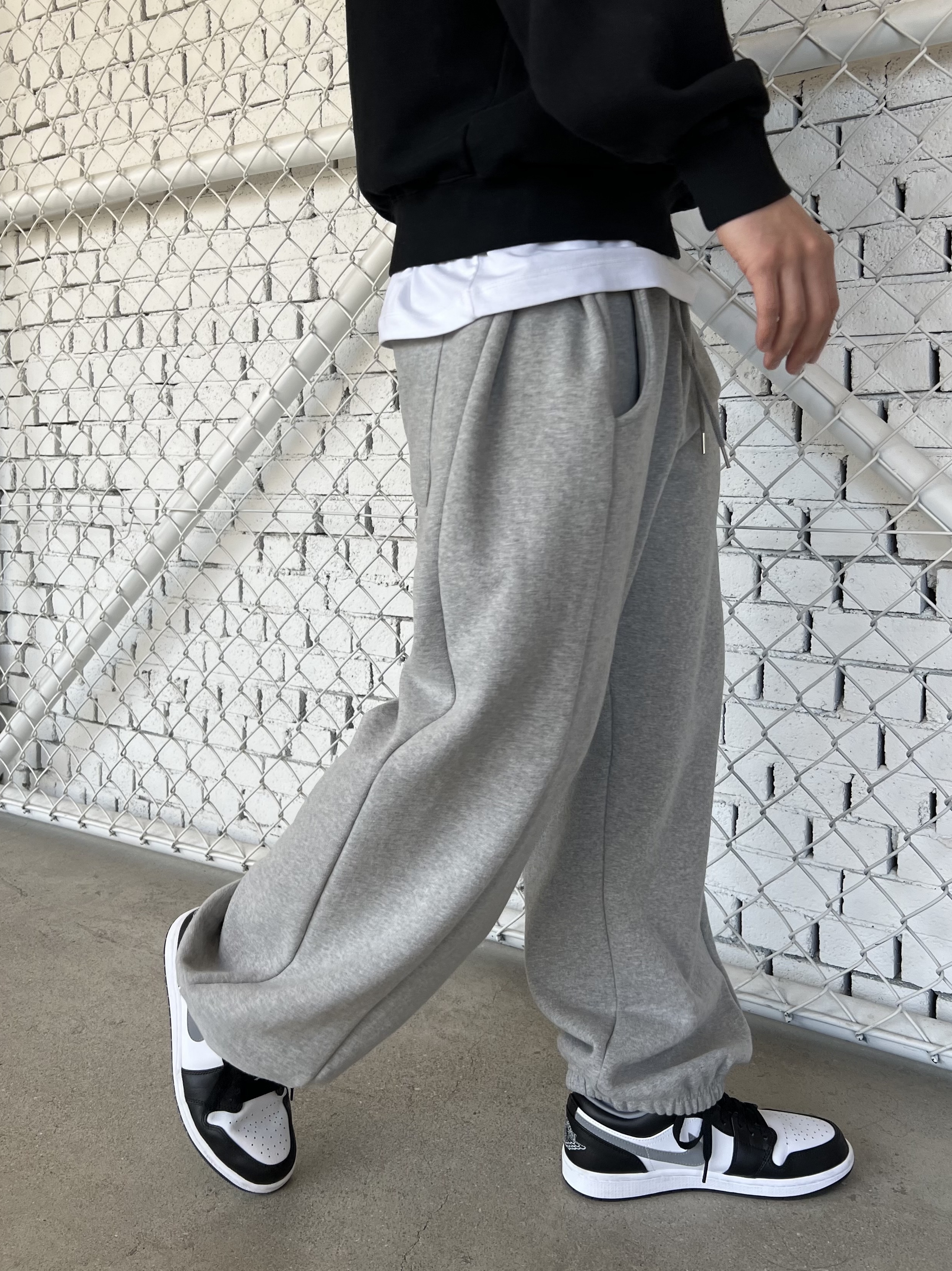 Jordan 1 Low Black Particle Grey 착용 스타일 - 5